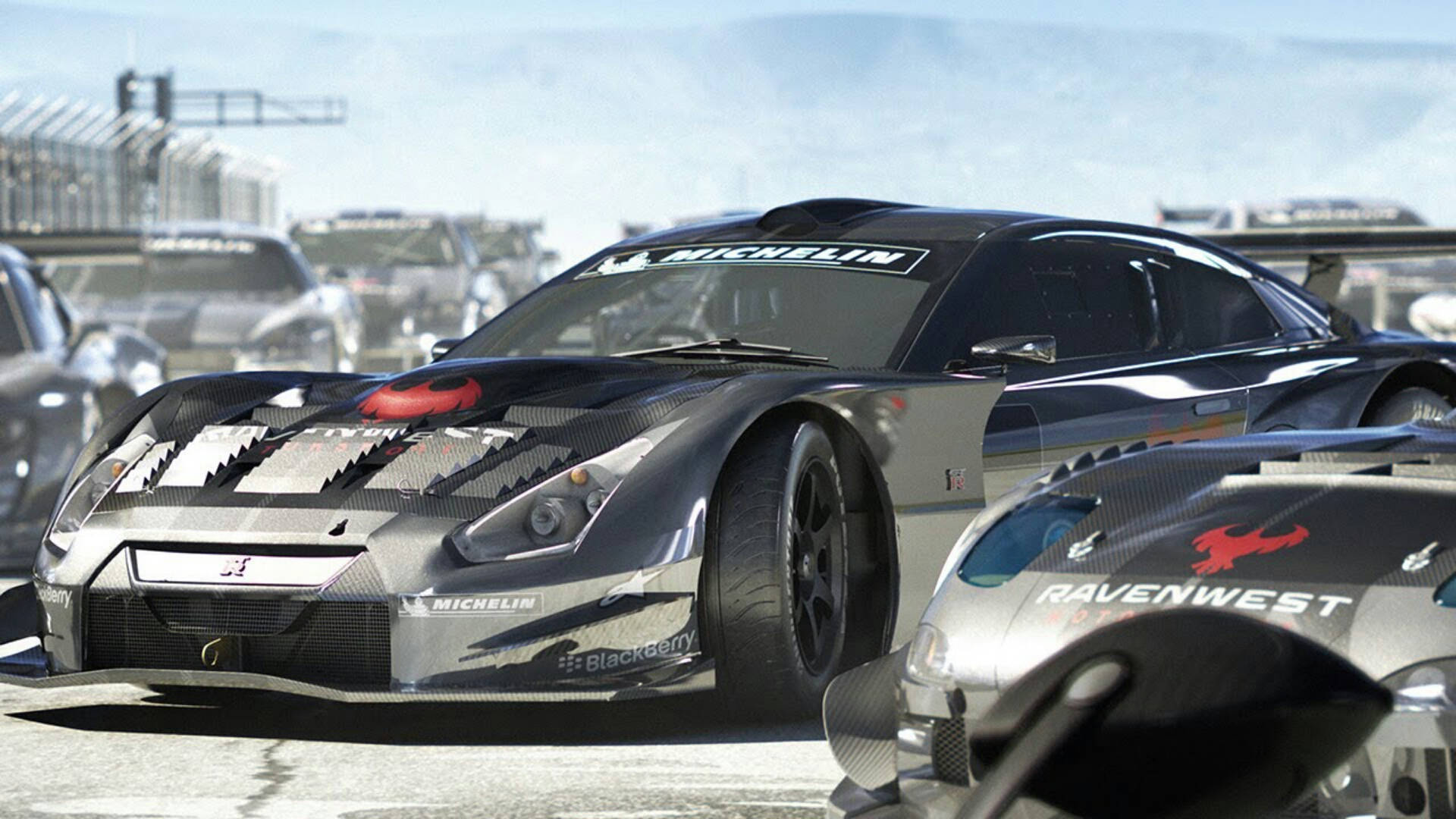 Grid Autosport 熱血競速對決 壁紙 — 一輛時尚的黑色賽車帶有紅色點綴，在賽道上疾馳，背景有其他賽車。