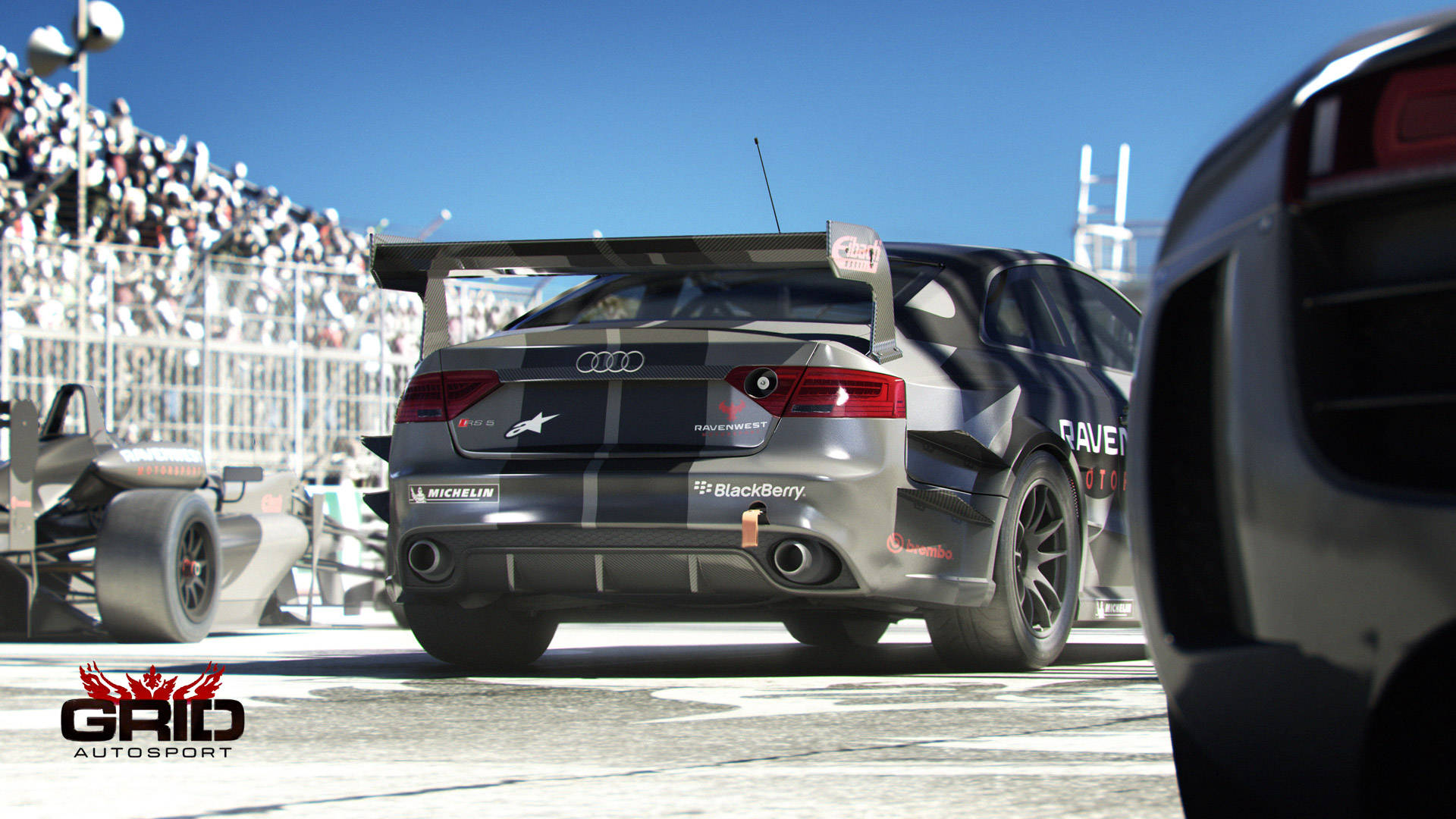 Grid Autosport 白色賽道 壁紙 — 一輛流線型銀色賽車配備大型後翼，在陽光明媚的賽道上疾馳，背景有歡呼的觀眾。