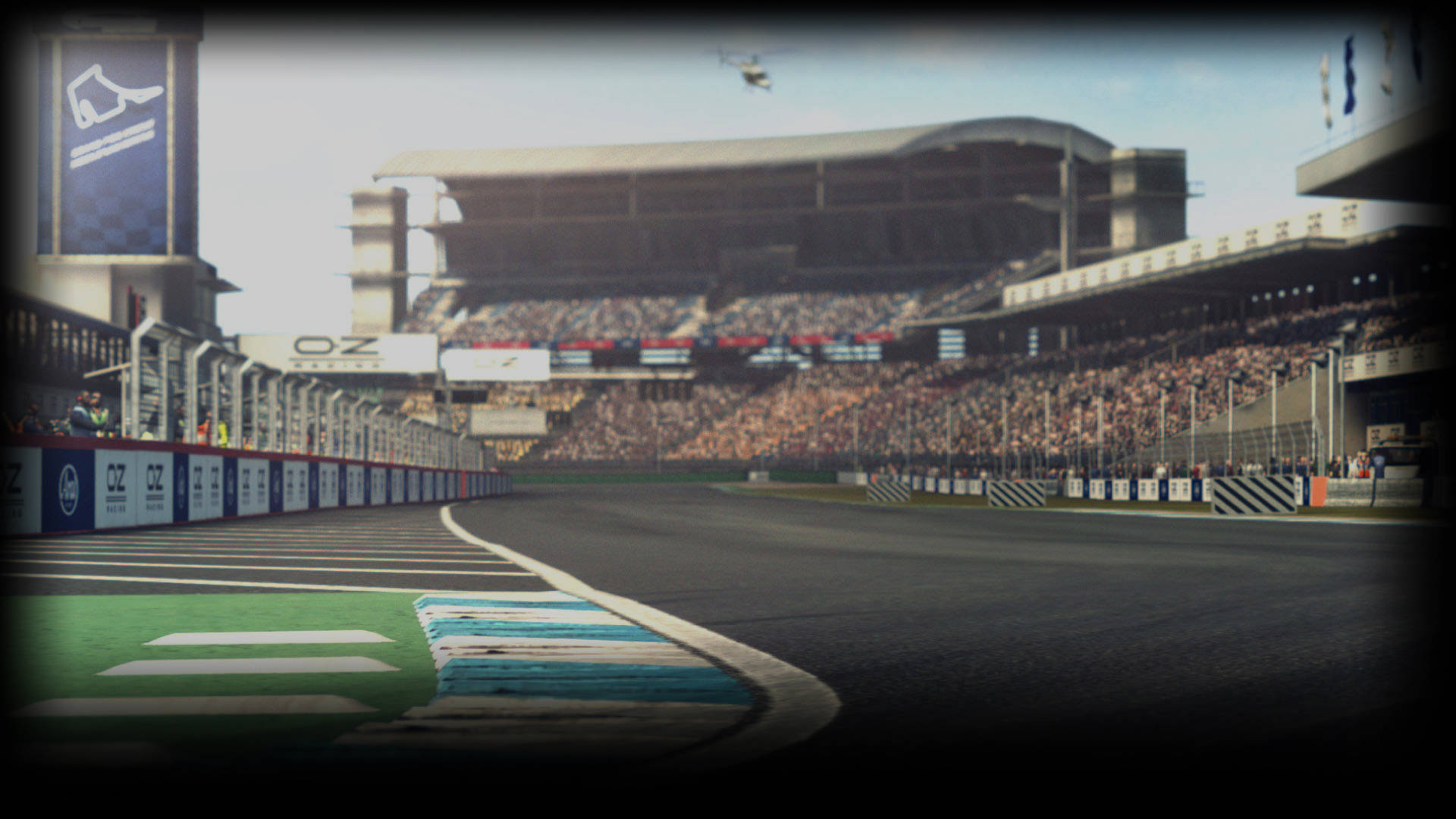 Grid Autosport 賽道與觀眾 壁紙 — 廣角視角下的賽道，彎向擠滿觀眾的看台，天空明亮。