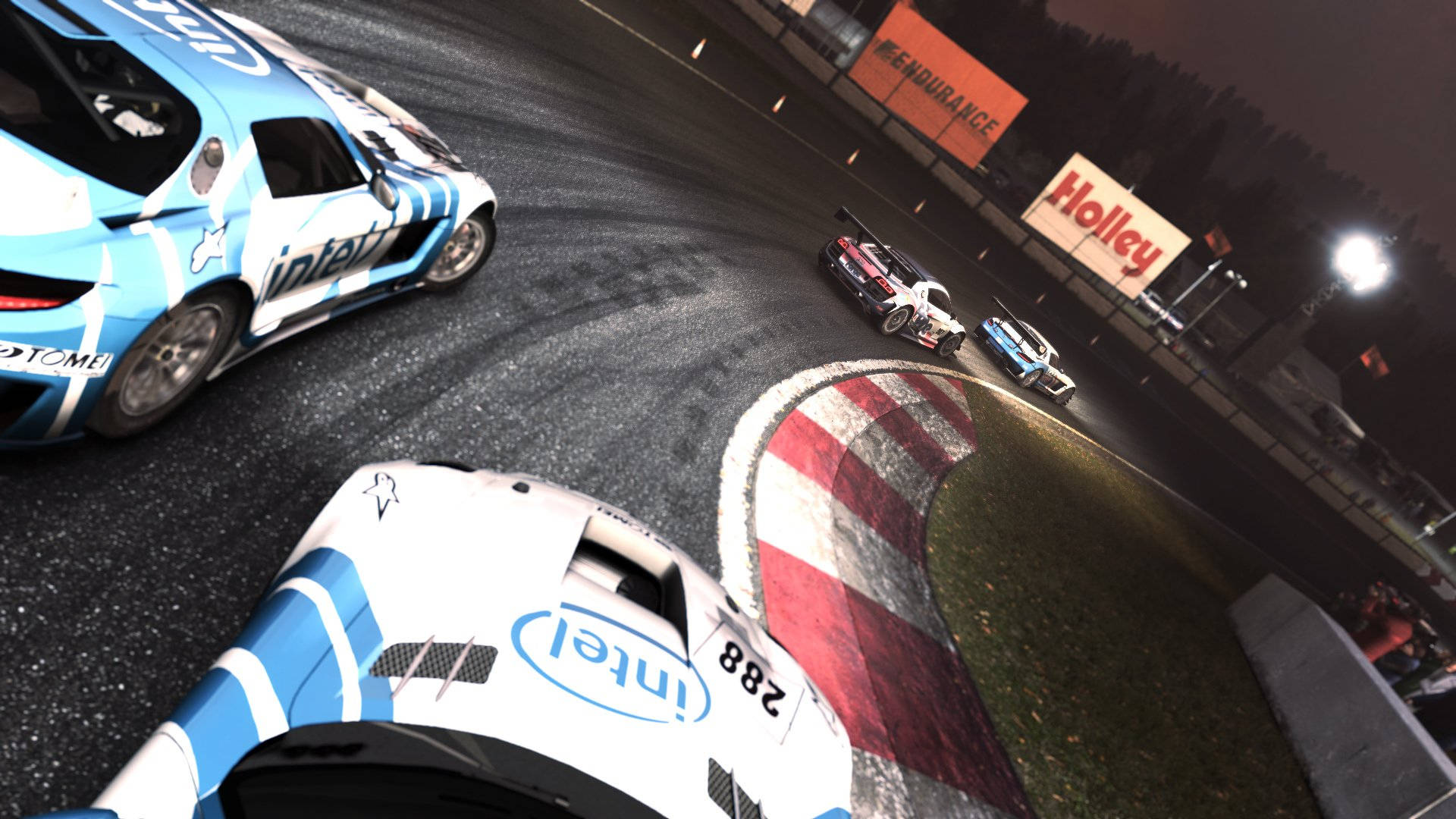 Grid Autosport 賽車特寫 壁紙 — 第一人稱視角，一輛藍白賽車在濕滑的夜間賽道上高速過彎，身後有贊助商橫幅和其他賽車追趕。