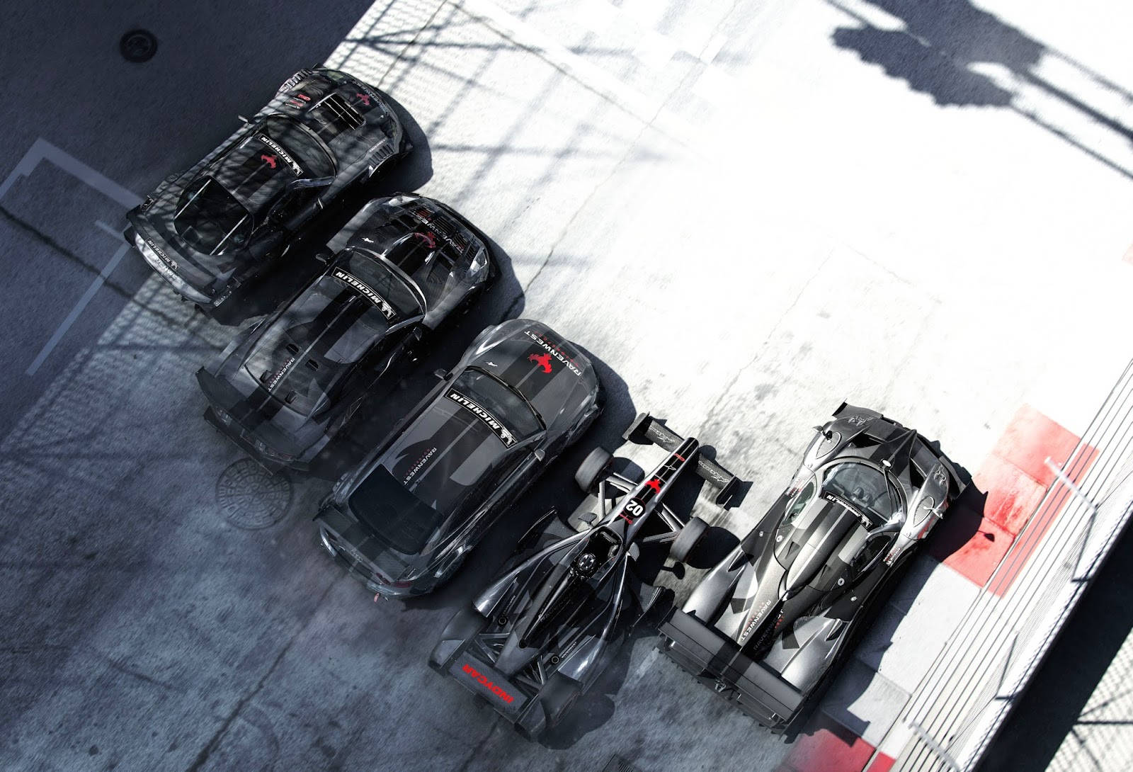Grid Autosport 高角度賽車視角 壁紙 — 五輛時尚的黑色賽車排列在陽光明媚的混凝土賽道上，帶有清晰的陰影和紅色路緣。