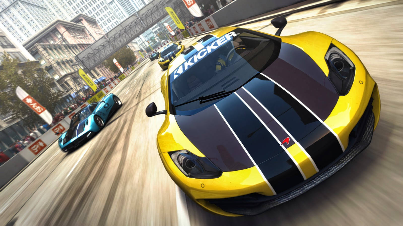 Grid Autosport 黃色賽車 壁紙 — 一輛黃黑相間的賽車在城市的街道上疾馳，帶有動態模糊效果，背景中還有其他賽車手。