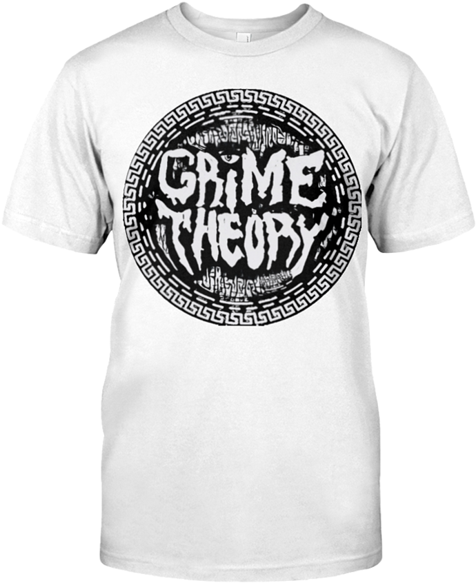 Grime Theory T恤設計 壁紙 — 一件白色T恤展示一個大膽的黑色圓形圖案，上面有風格化字體的「CRIME THEORY」，周圍環繞著希臘鑰匙邊框。