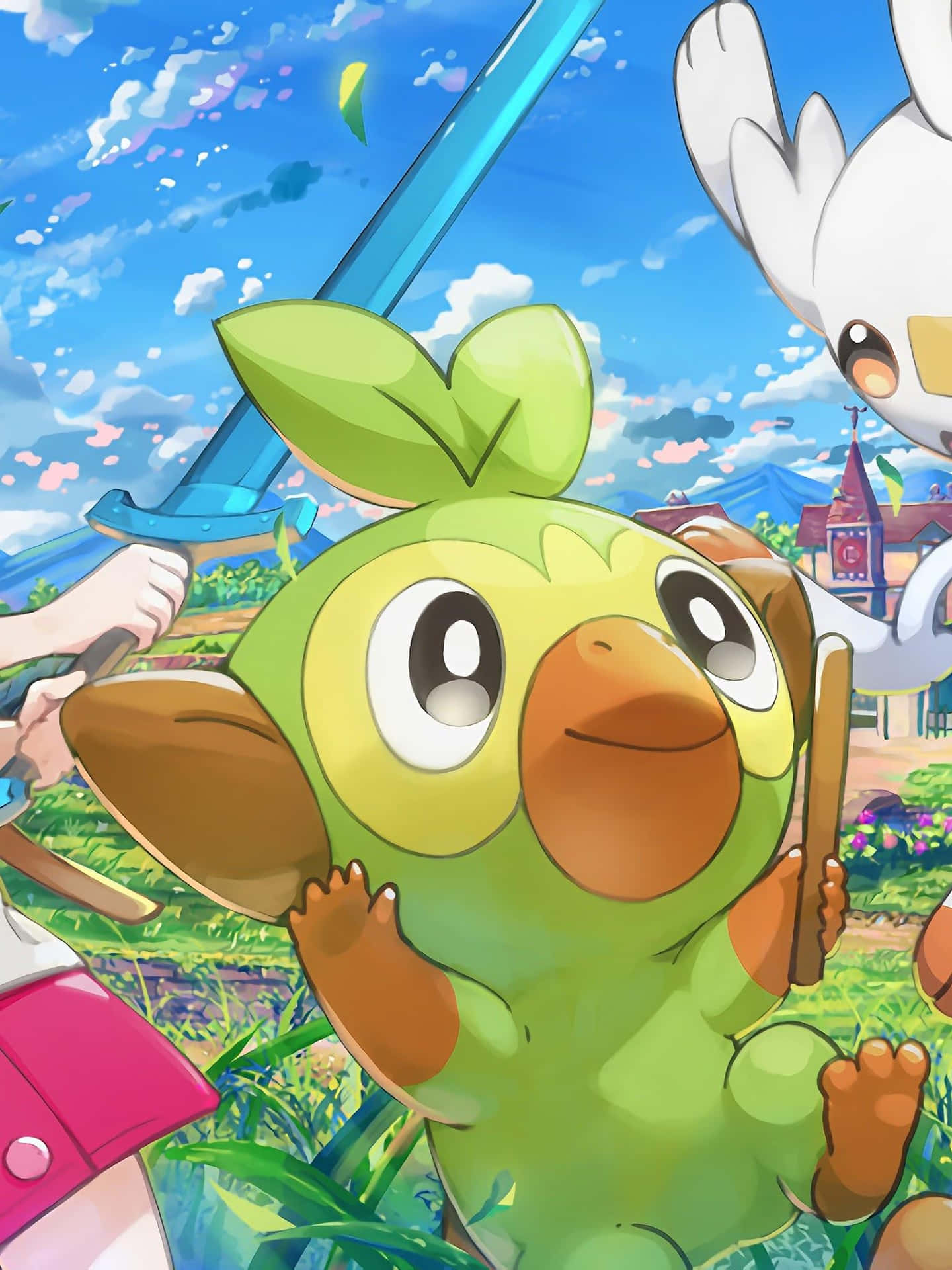 Grookey寶可夢冒險 壁紙 — 一隻快樂的綠色寶可夢，長著葉子般的耳朵，在陽光明媚的草地上拿著一根木棍，背景有藍天和遠處的村莊。
