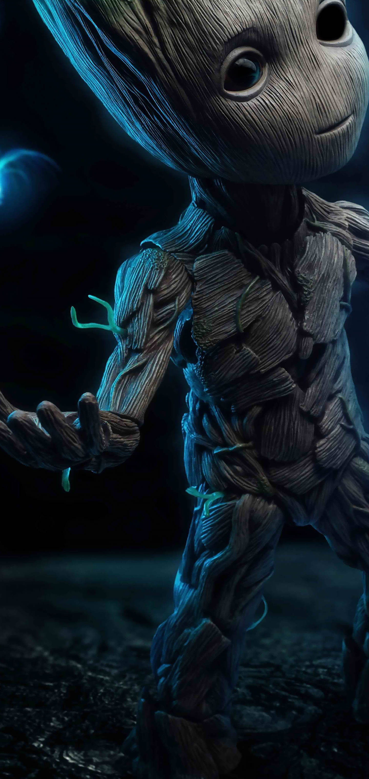 與 Groot 保持貼近 — Samsung S10！ 壁紙 — 銀河守護隊中格魯特的近距離特寫，在黑暗的宇宙背景下發出藍光。
