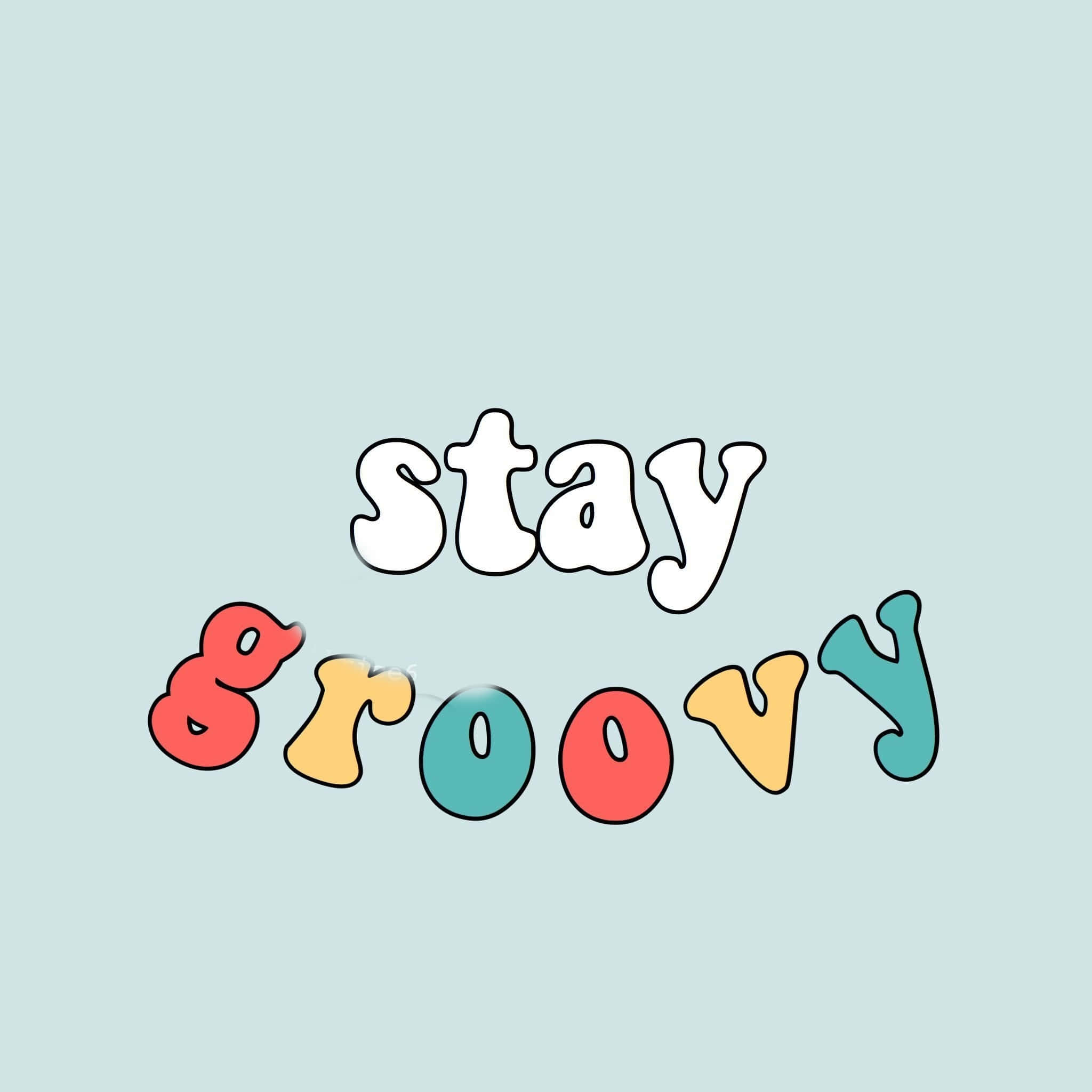 Groovy - 腳本語言的強大之處 壁紙 — 充滿活力的復古風格文字，以俏皮的多色字母在柔和的薄荷色背景上寫著「stay groovy」。