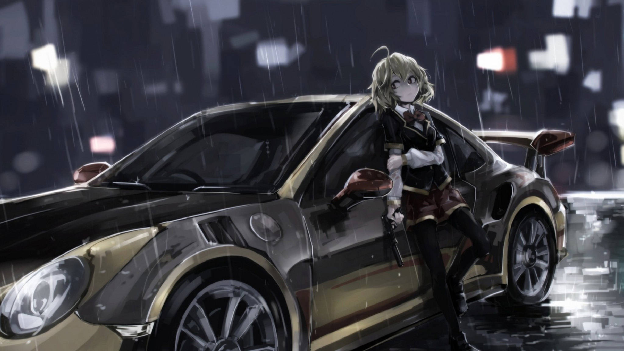 動畫版日產GT-R跑車 壁紙 — 一個金髮動漫女孩在雨夜的城市燈光下靠在一輛光滑的黑金色跑車上。