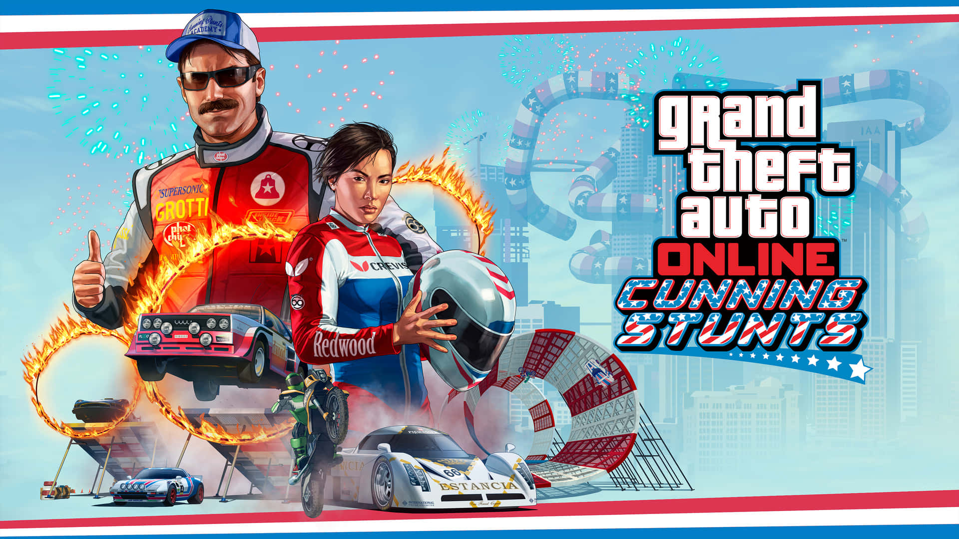 Grand Theft Auto V - 探索洛聖都道路 壁紙 — 兩名賽車手身穿賽車裝備，與特技車和火焰圈在城市天際線前擺姿勢，並帶有「Grand Theft Auto Online Cunning Stunts」文字。
