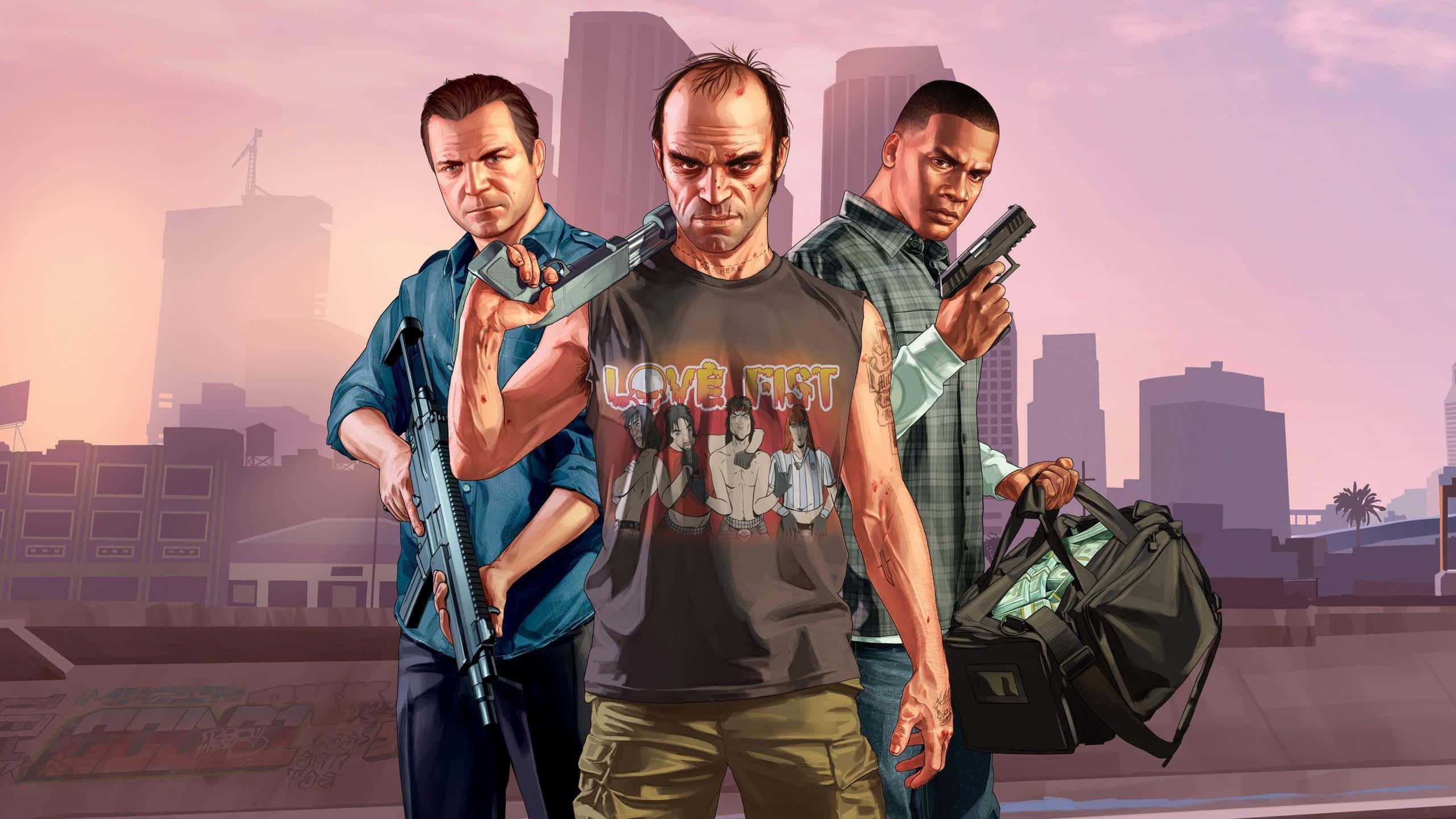 享受《GTA 5》的驚悚體驗——無限可能性的世界！ 壁紙 — 三名粗獷的都市幫派分子在黃昏時分，手持武器站在屋頂上，背景是朦朧的城市天際線。