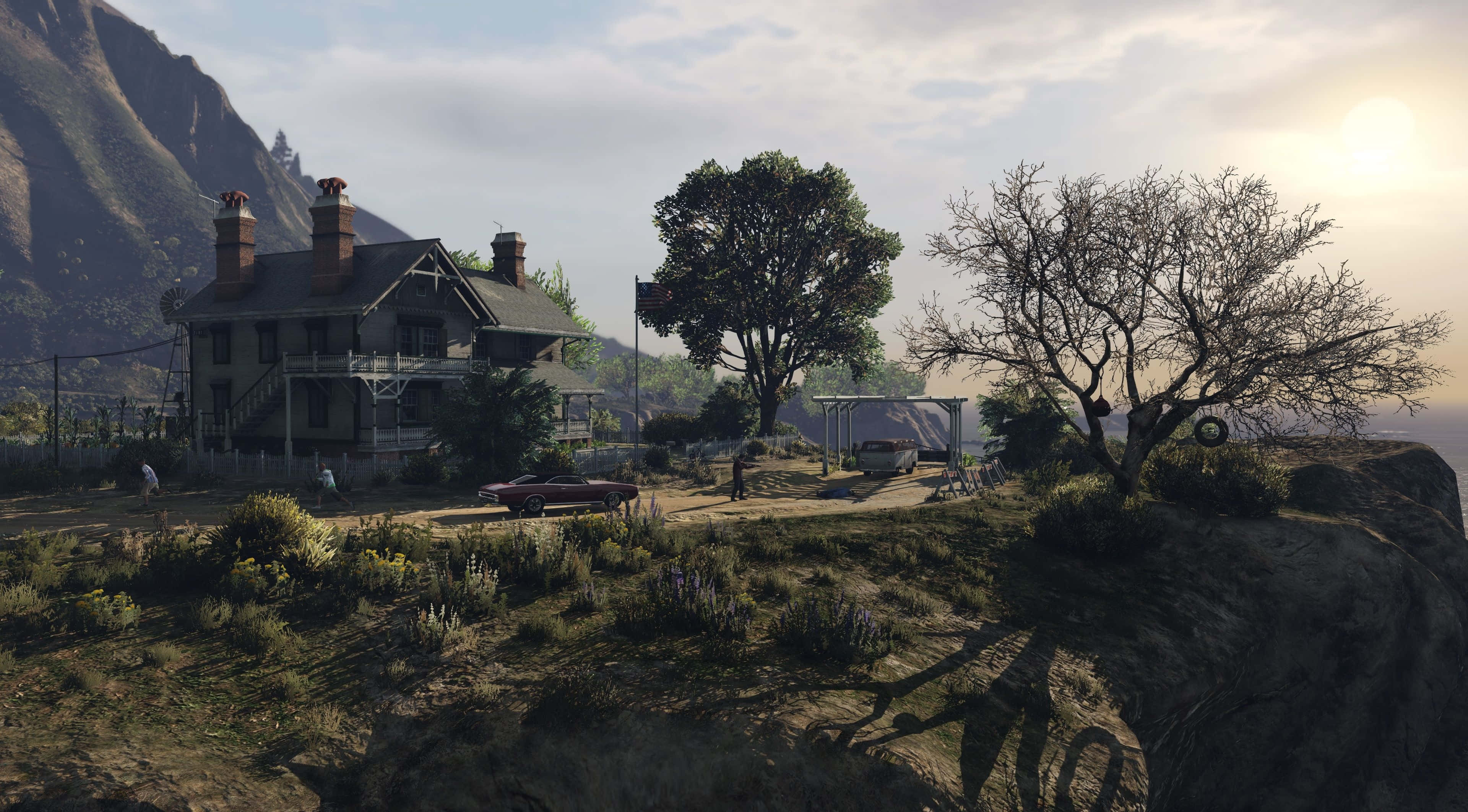 以沉浸式桌面體驗掌握 GTA 5 世界 壁紙 — 一棟質樸的兩層房屋，帶有紅色煙囪，坐落在陽光明媚的山坡上，周圍環繞著樹木和一輛復古紅色汽車。