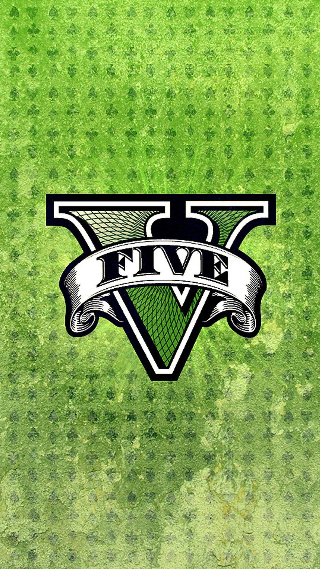 GTA 5 iPhone：綠色背景遊戲標誌 壁紙 — 一個大膽的黑白「V」標誌，上面有「FIVE」字樣的橫幅，居中在帶有重複三葉草圖案的紋理綠色背景上。