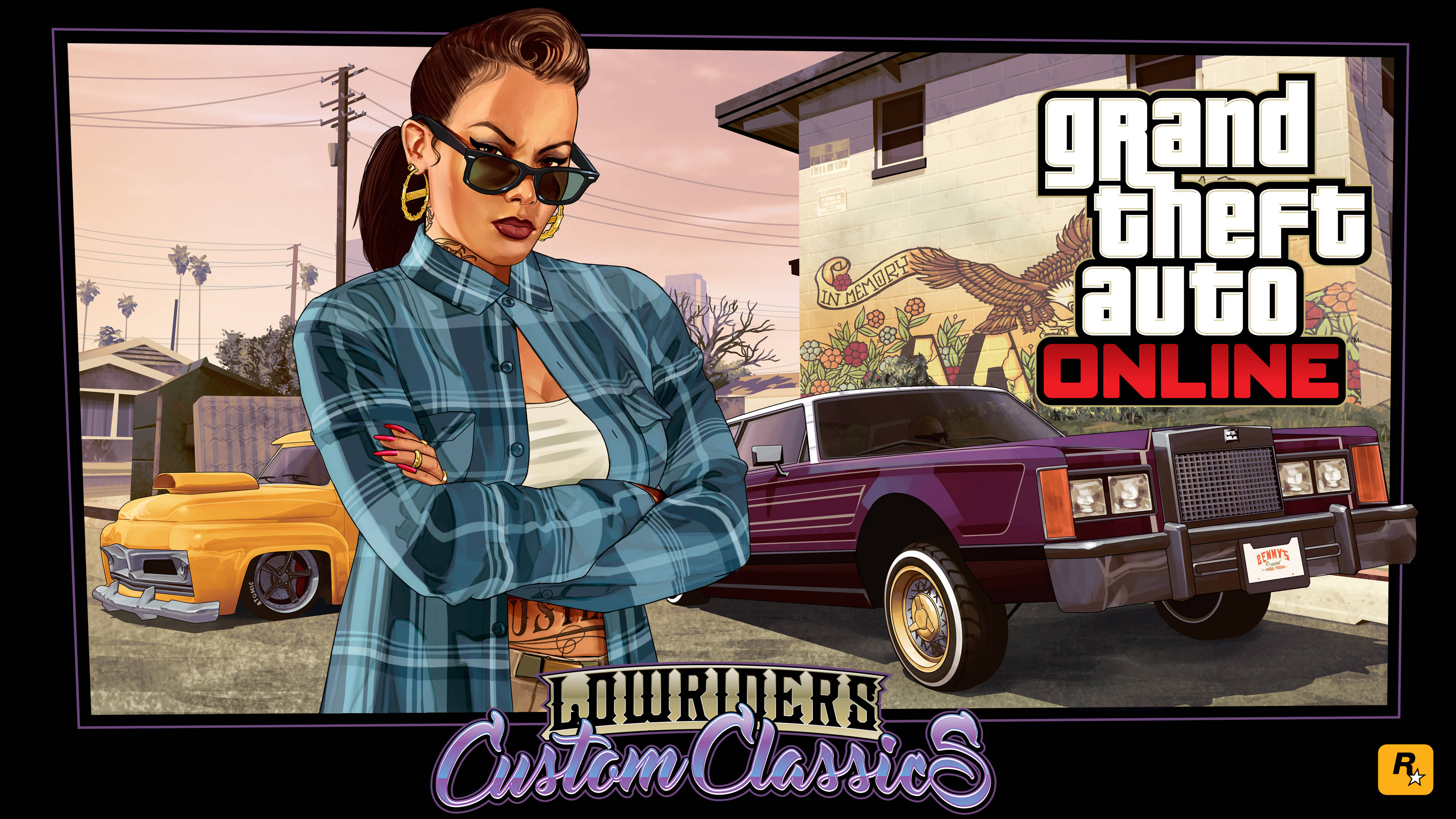 GTA 5 低調車 壁紙 — 一位自信的女性戴著太陽眼鏡，雙臂交叉站在經典的低底盤汽車旁，背景是陽光明媚的城市社區。