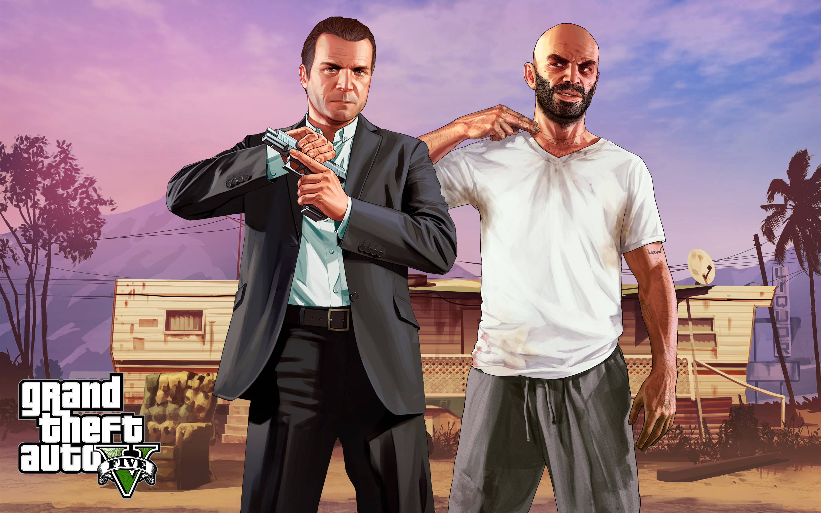 GTA 5 特雷弗與邁克爾 壁紙 — 兩個男人站在沙漠拖車公園中，一個穿西裝持槍，另一個穿T恤手搭在他肩上，背景是紫色日落天空。
