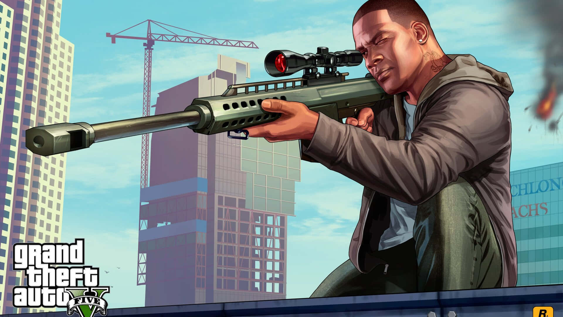 GTA 5 中的 Franklin 持狙擊槍 壁紙 — 一個穿著連帽衫的角色在屋頂上瞄準狙擊步槍，背景是帶有建築起重機的城市天際線。