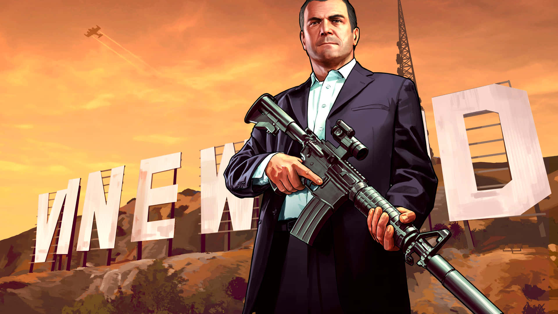 GTA 5 中邁克爾持槍對準文森伍德招牌 壁紙 — 一名身穿西裝的男子在橙色夕陽天空下，於破損的荷里活標誌前手持步槍。