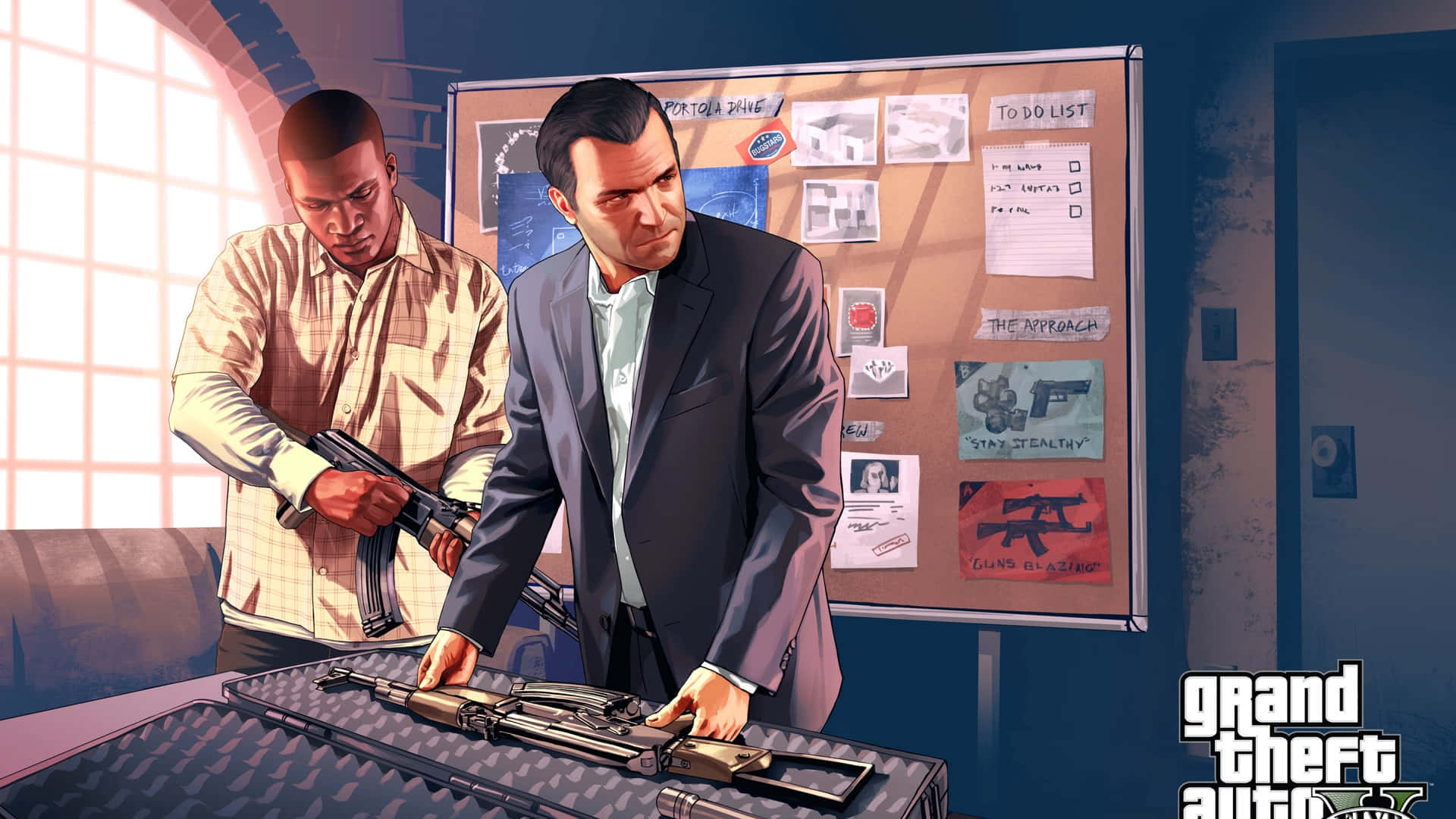 GTA 5 主角 Franklin 與 Michael 壁紙 — 兩個男人在燈光昏暗的辦公室裡，檢查桌上嘅武器，身後係一個貼滿犯罪計劃嘅告示板。