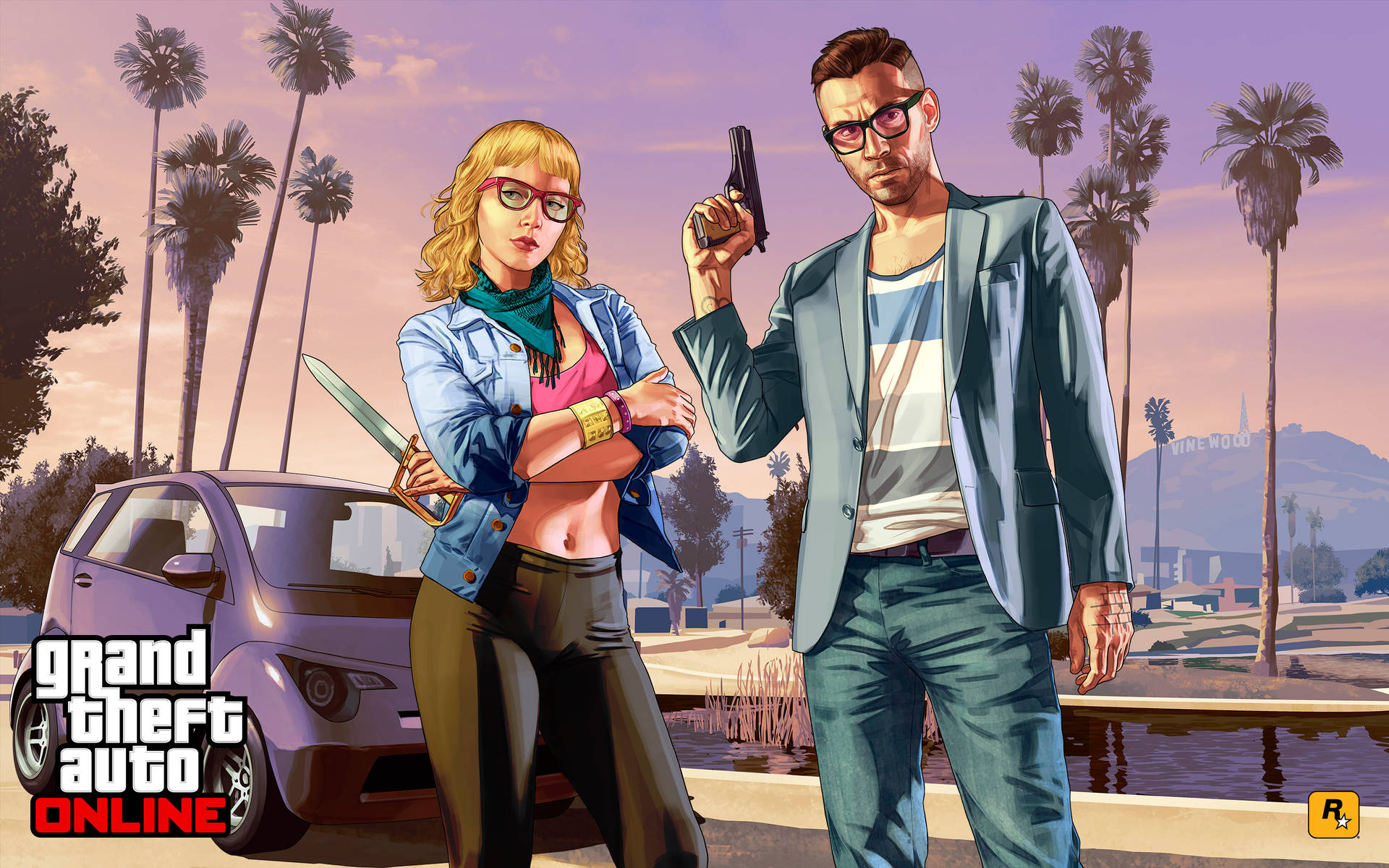 兩個武裝的GTA Online角色在日落時分棕櫚樹下車旁擺姿勢。