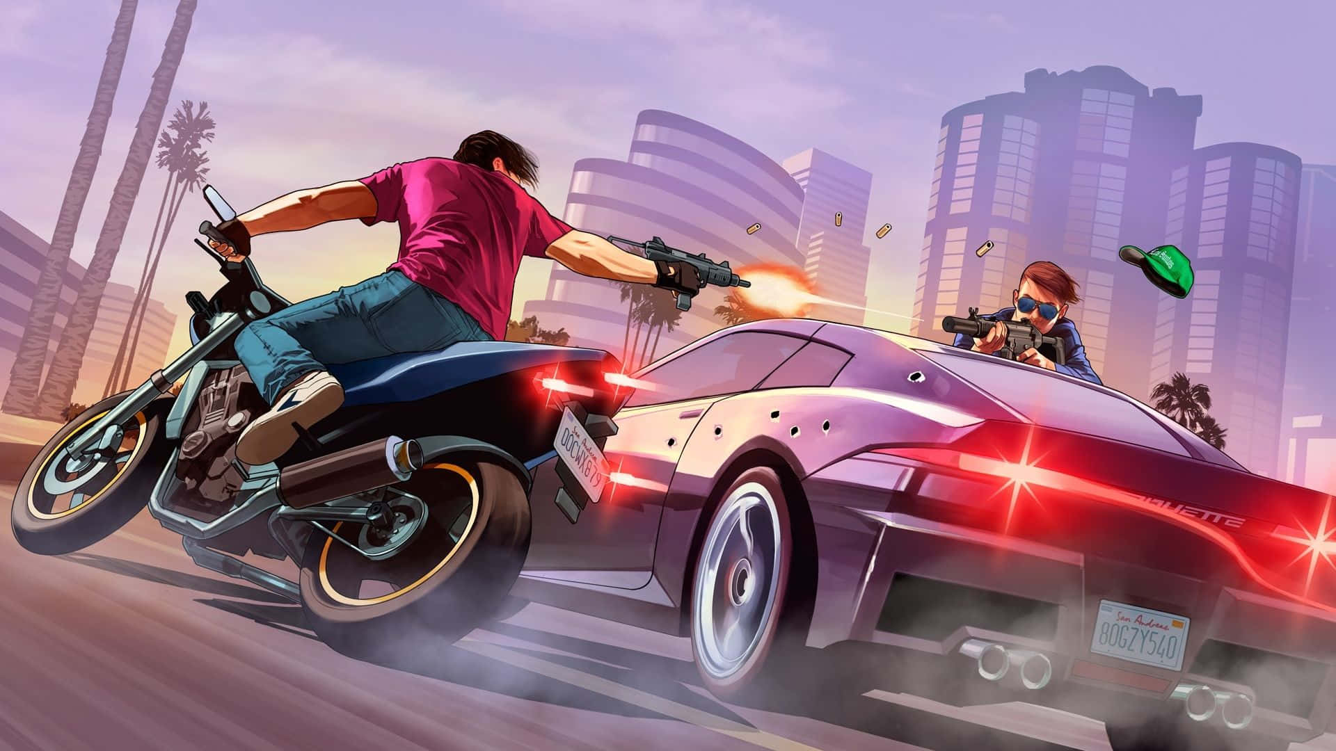 GTA III PC - 騎摩托車射擊警察 壁紙 — 兩個武裝角色在日落時分，騎著電單車和跑車，穿過棕櫚樹林立的城市景觀進行高速追逐。
