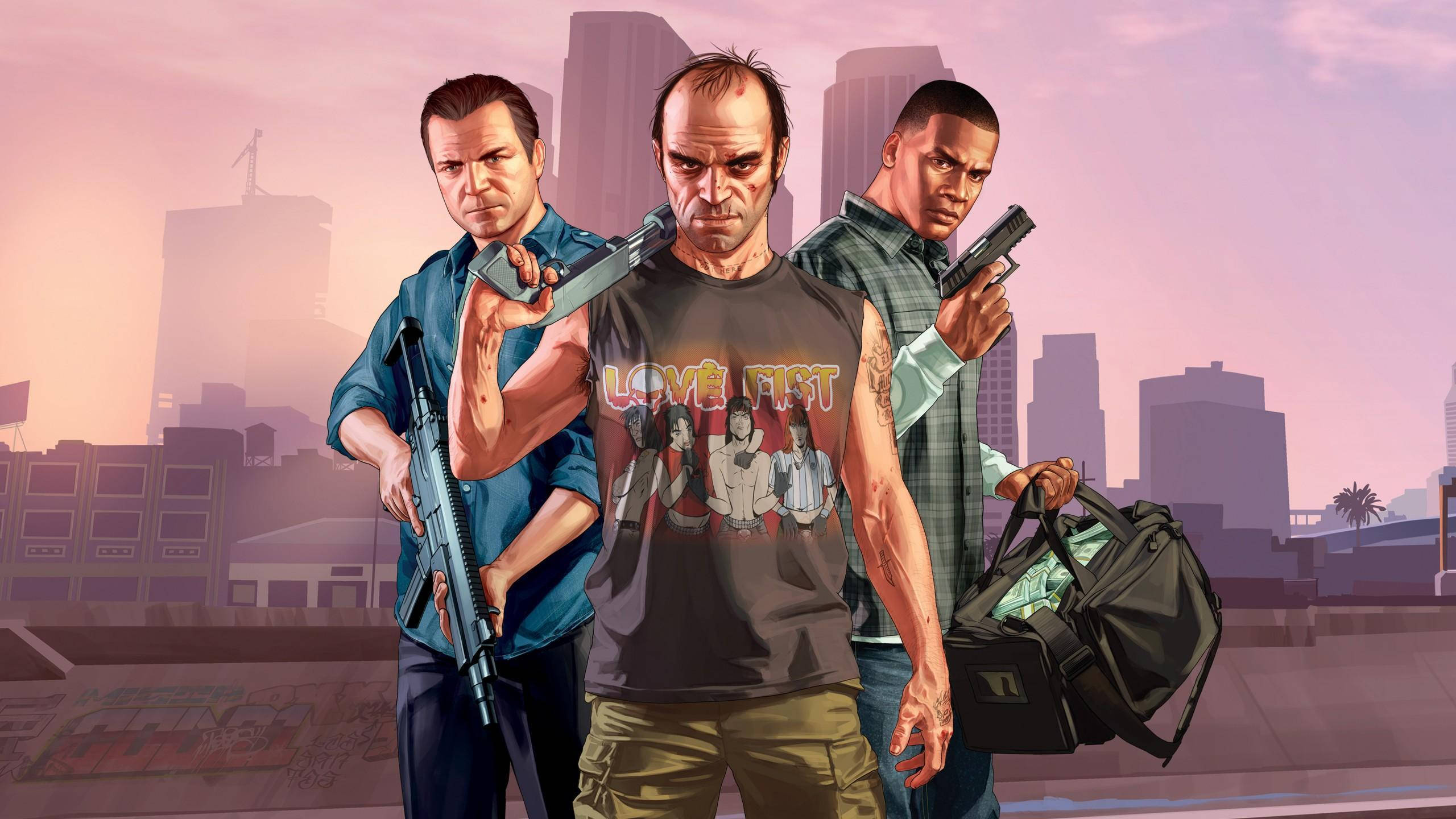 GTA V 三位主角帥氣風采 壁紙 — 三名武裝男子在黃昏時分的朦朧城市天際線中挑釁地站立，其中一人穿著「Love First」T恤。