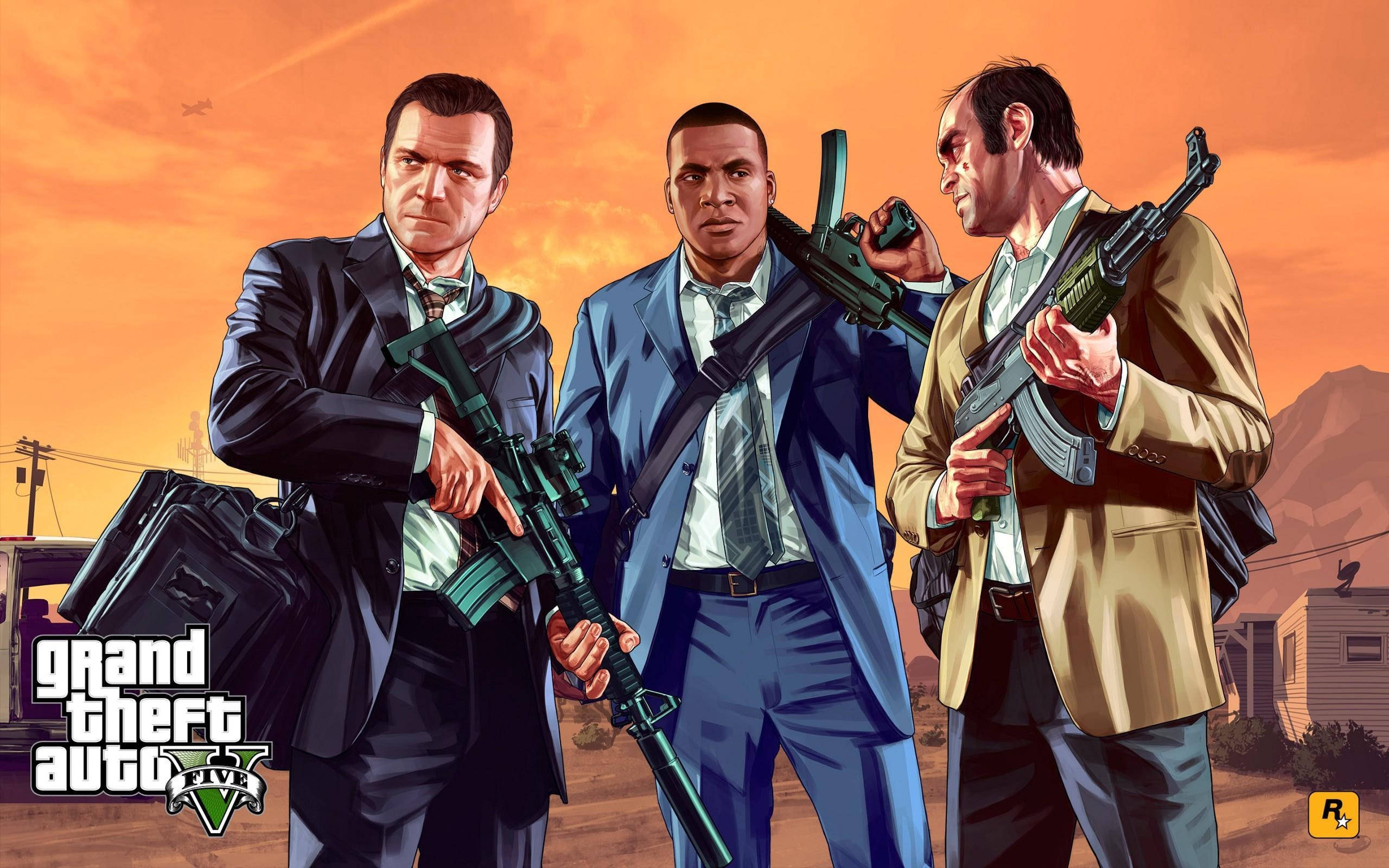 GTA V 三位主角橙色天空下 壁紙 — 三名身穿西裝的男子手持步槍，在橙色的天空下站在沙漠小鎮的日落中。