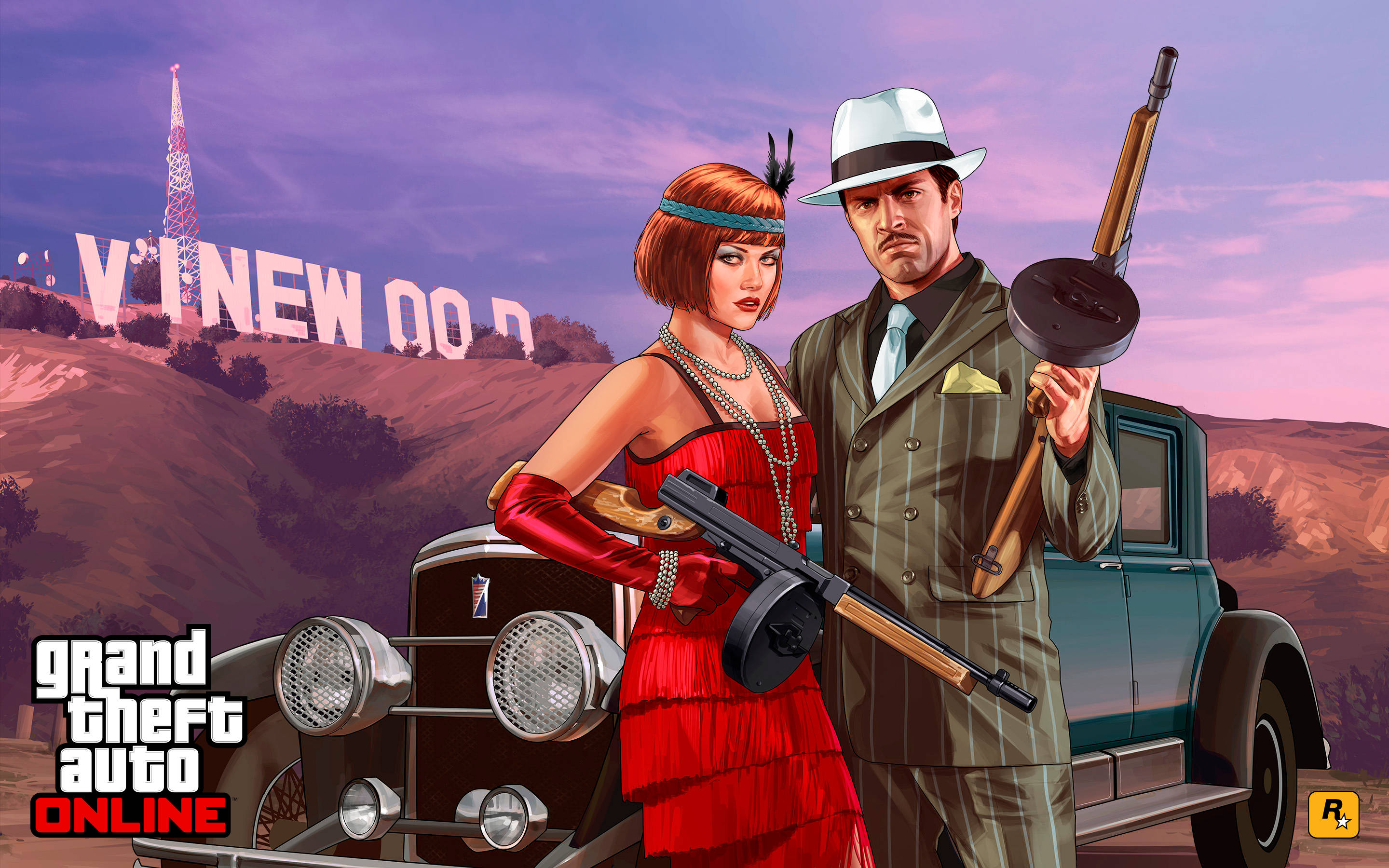 GTA V 加茲比幫派 壁紙 — 一男一女穿著1920年代黑幫服裝，手持武器，站在復古汽車旁，背景是紫色日落和好萊塢標誌。