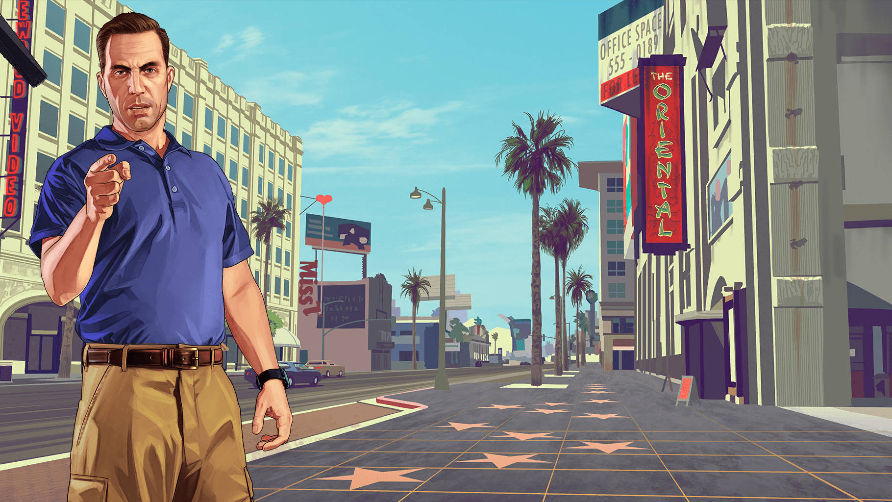 GTA V 史蒂夫·海恩斯 壁紙 — 一名身穿藍色襯衫的男子在陽光明媚、兩旁種有棕櫚樹和復古建築的好萊塢星光大道上向前指。