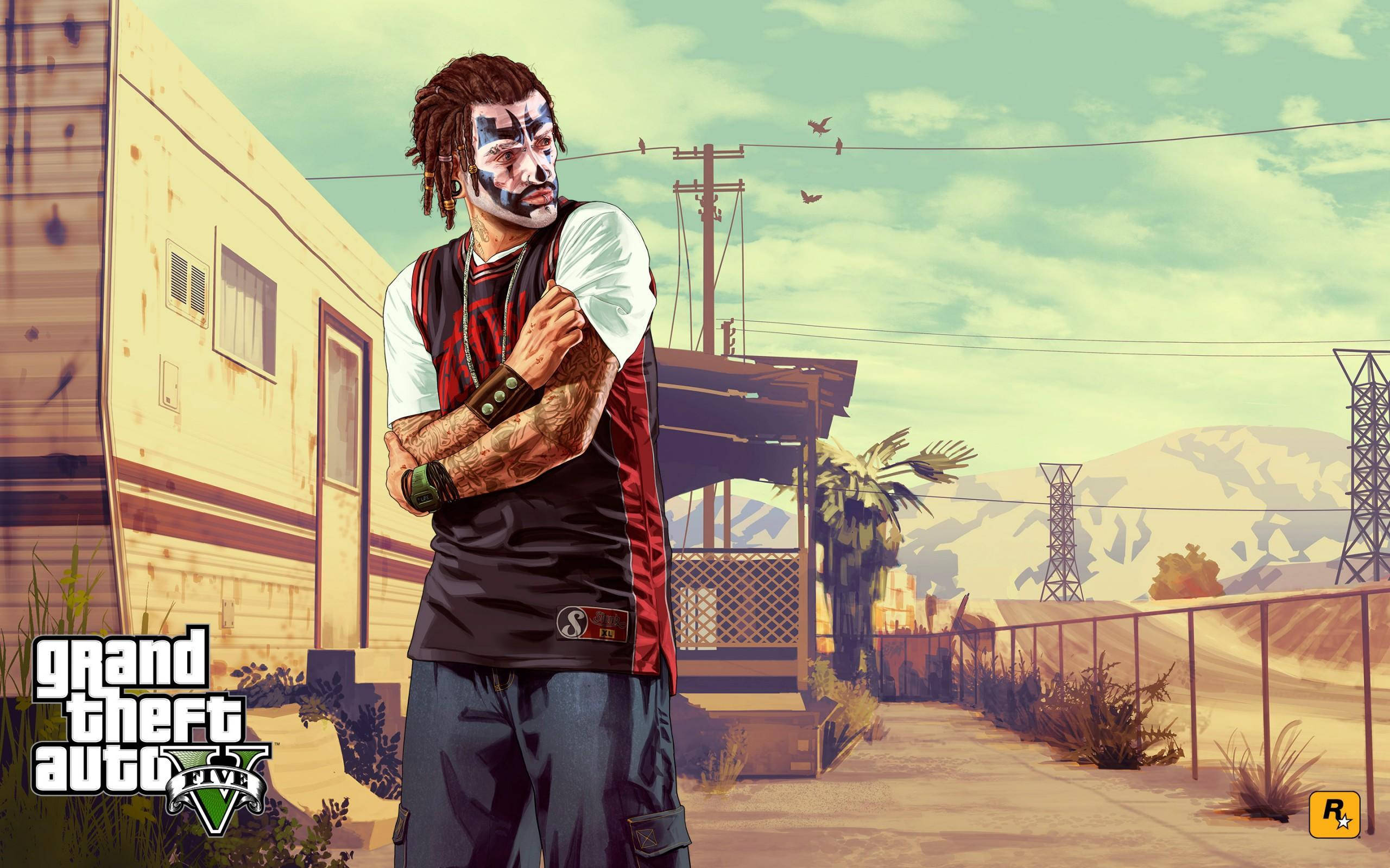 GTA V 威德 壁紙 — 一個紋身男子臉上塗著顏料，自信地站在陽光普照的沙漠拖車公園，天空蒼白。
