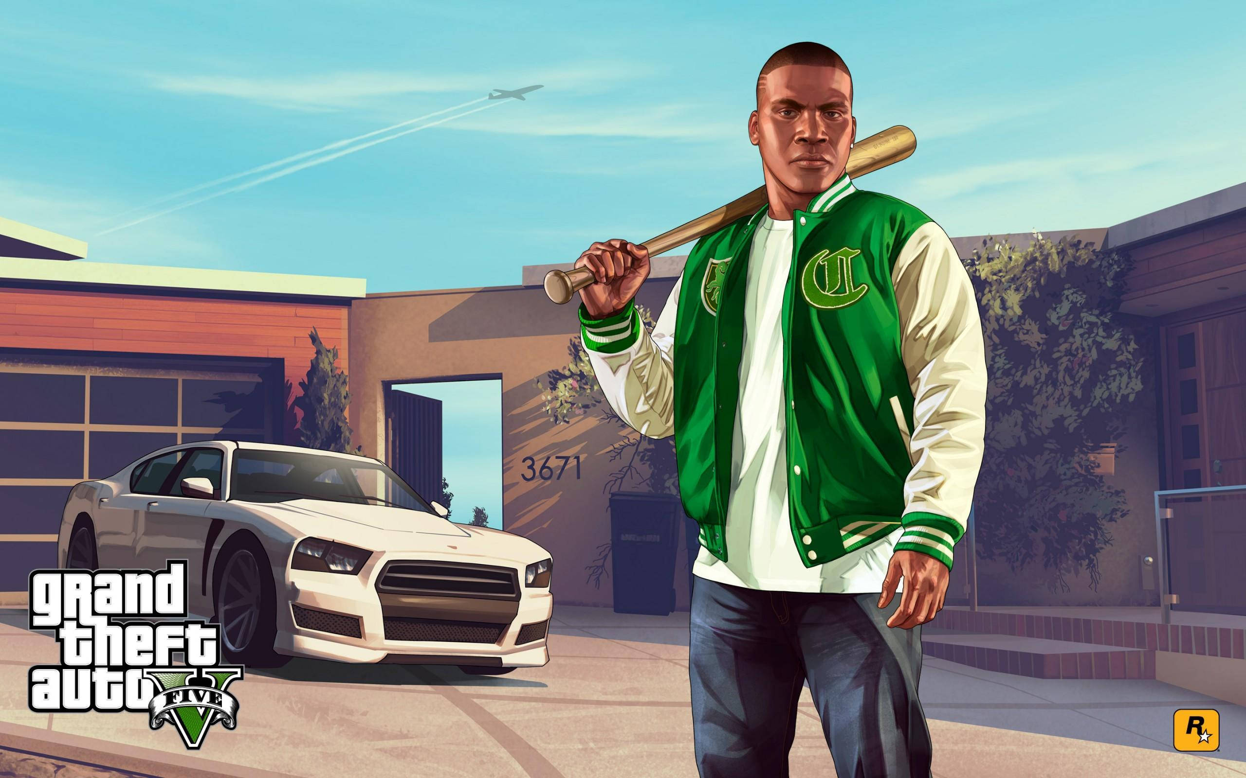 GTA V 弗蘭克林持棒球棒 壁紙 — 一名穿著綠色校隊外套的男子在陽光明媚的郊區車道上，手持棒球棍站在一輛白色跑車旁邊。
