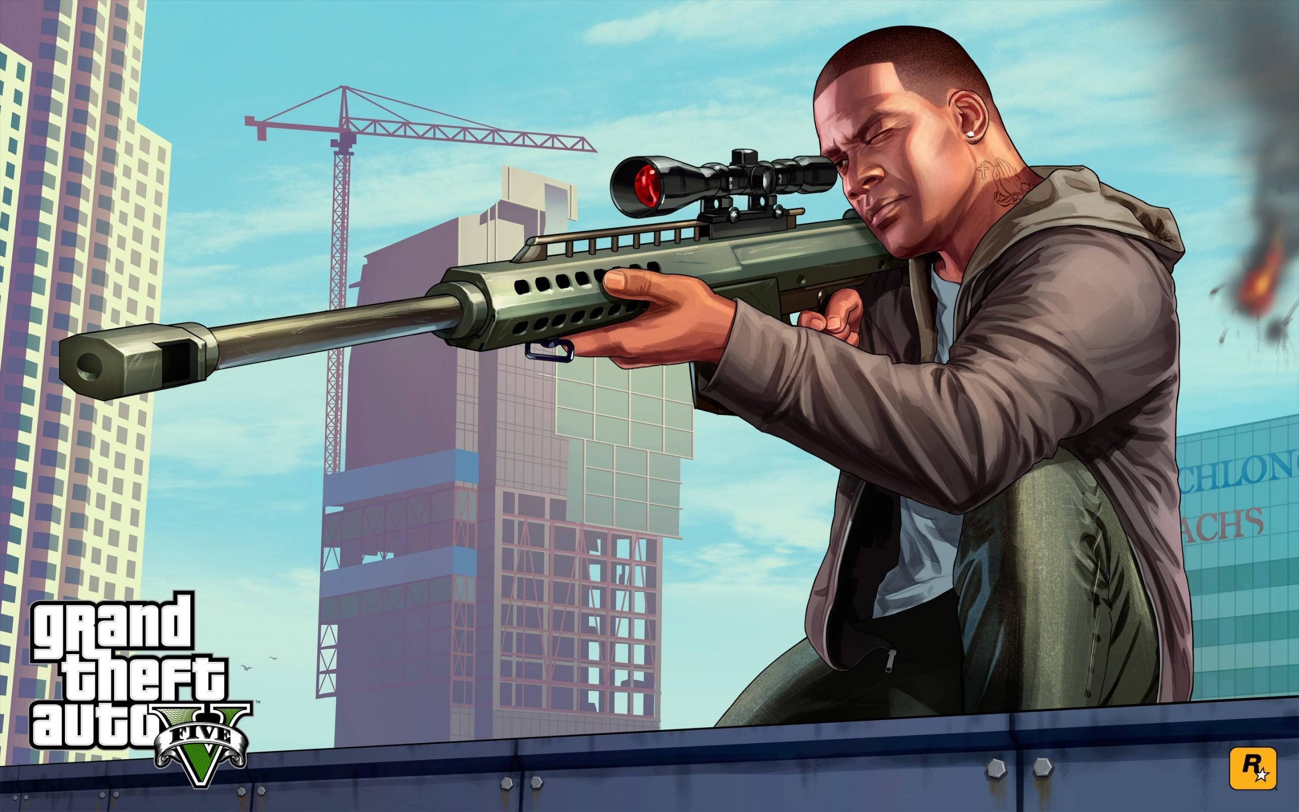 GTA V 弗蘭克林狙擊 壁紙 — 《俠盜獵車手V》中的角色在屋頂上瞄準狙擊步槍，背景是帶有建築起重機的城市天際線。