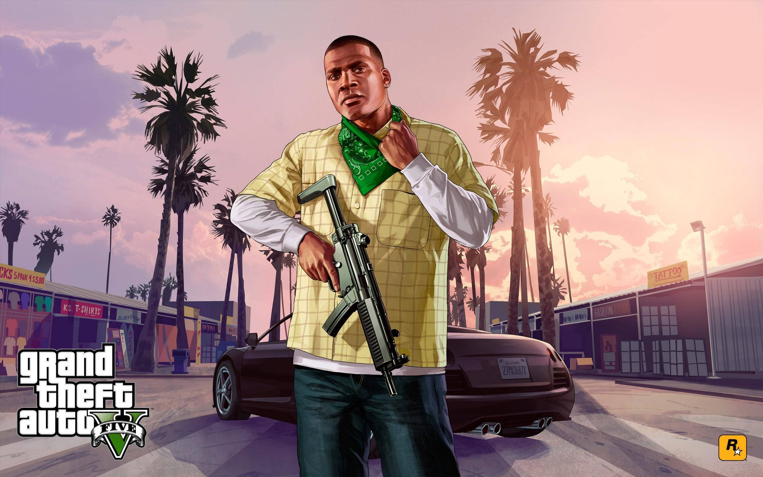 GTA V 弗蘭克林綠色頭巾 壁紙 — 《俠盜獵車手V》中的一個角色在日落時分自信地站在棕櫚樹成蔭的城市街道上，手持步槍。