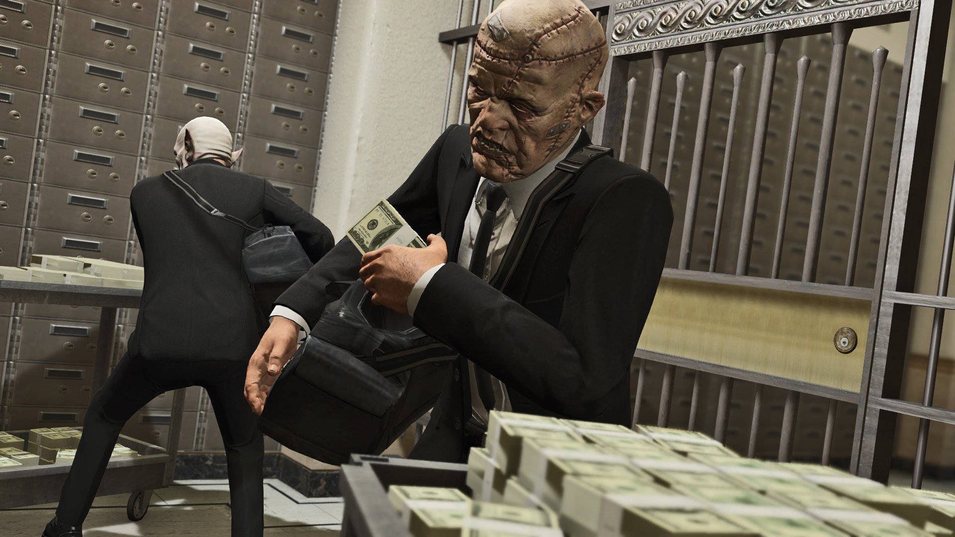 GTA V 抢劫金庫 壁紙 — 兩名戴面具、身穿西裝的男子在一個骯髒的地下銀行搶劫一個裝滿成疊現金的保險庫。
