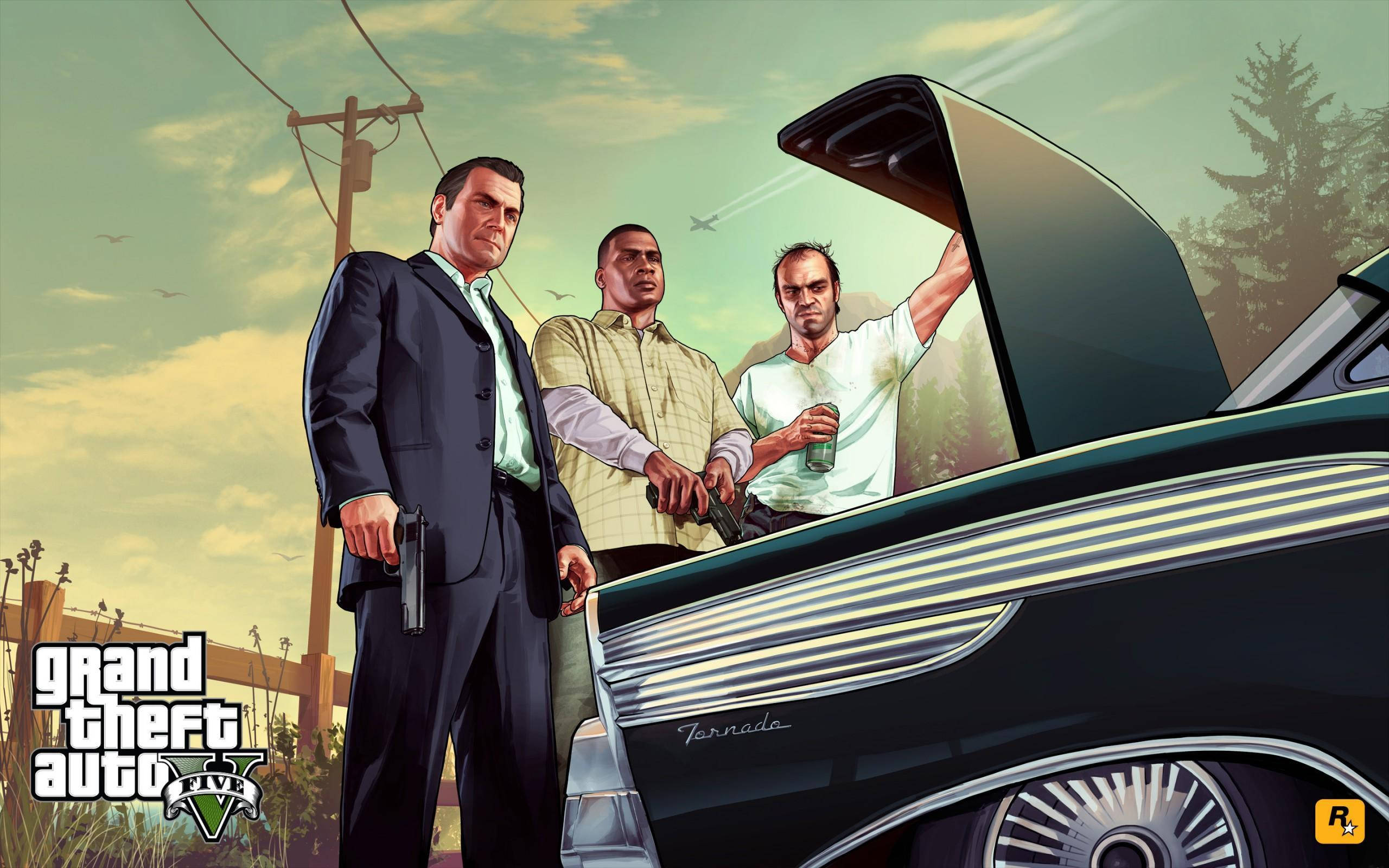 GTA V 拆開車蓋 壁紙 — 三個GTA V角色站在一輛黑色Tornado車旁，後車廂打開，天空朦朧。
