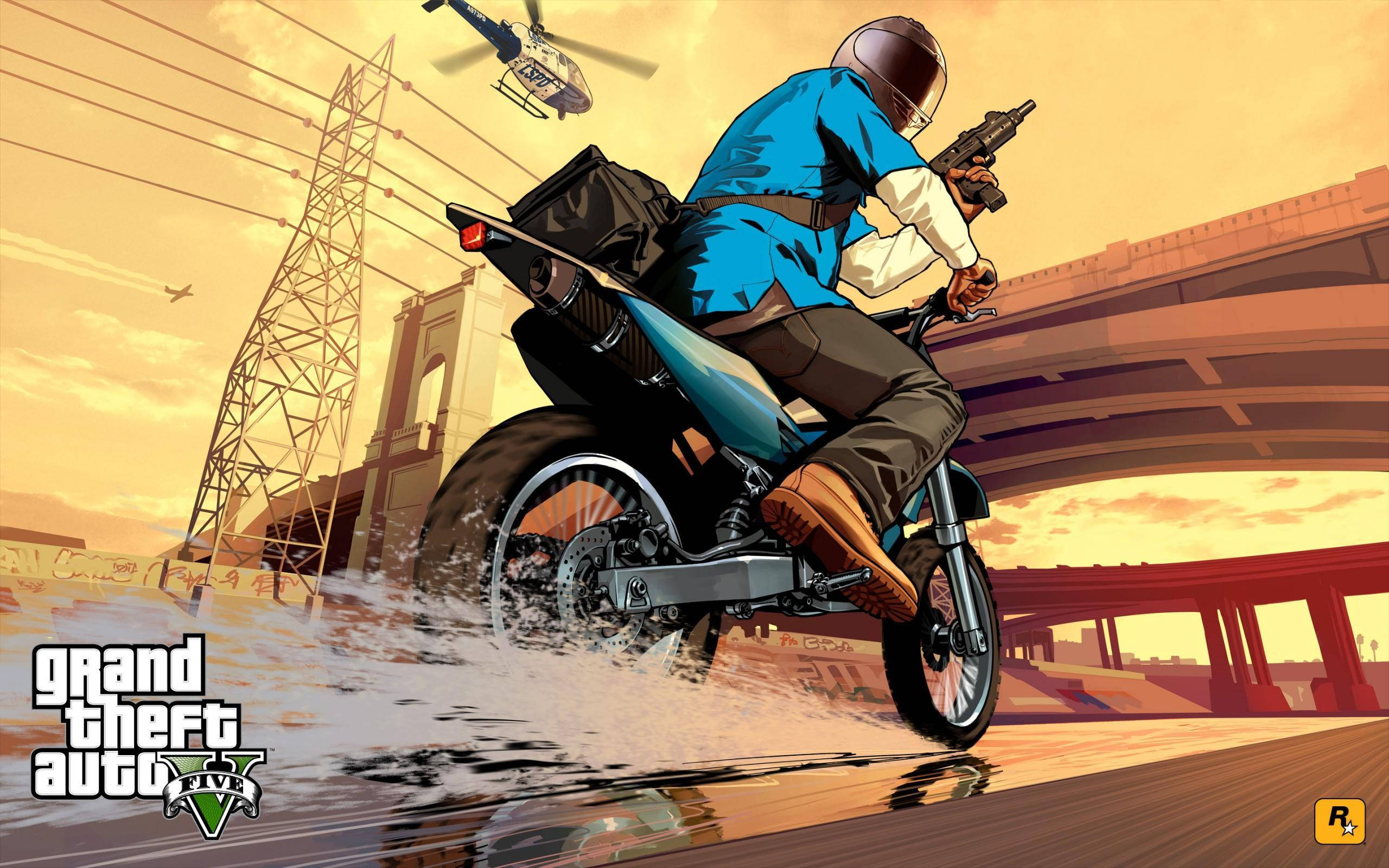 GTA V 摩托車追逐戰 壁紙 — 一名身穿藍色襯衫和頭盔的電單車手騎著電單車穿過水面，同時手持槍支，頭頂有直升機飛過。