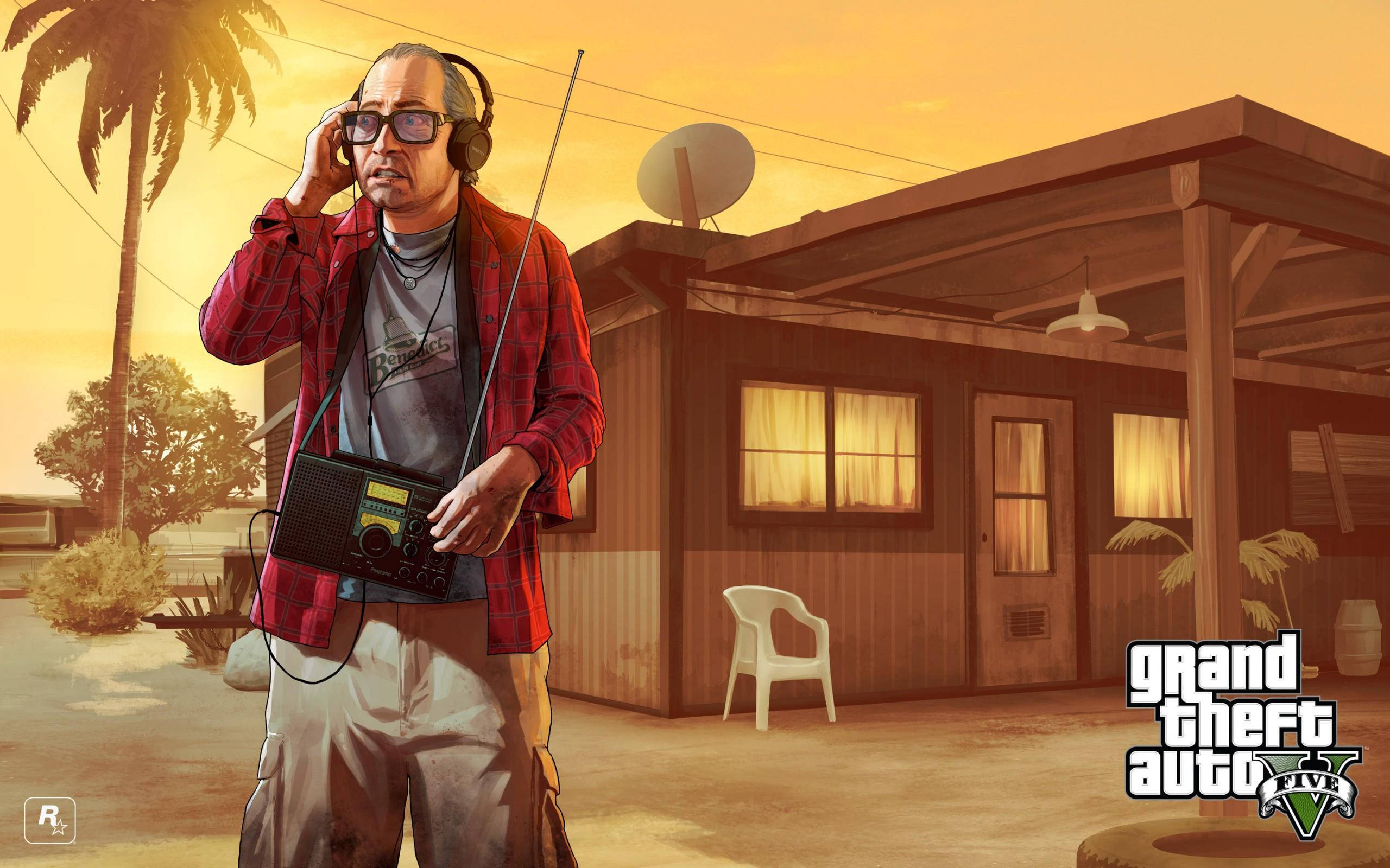 GTA V 收音機羅恩 壁紙 — 一名身穿紅色格仔衫的男子在日落時分於木屋外拿著一部手提音響和耳機。