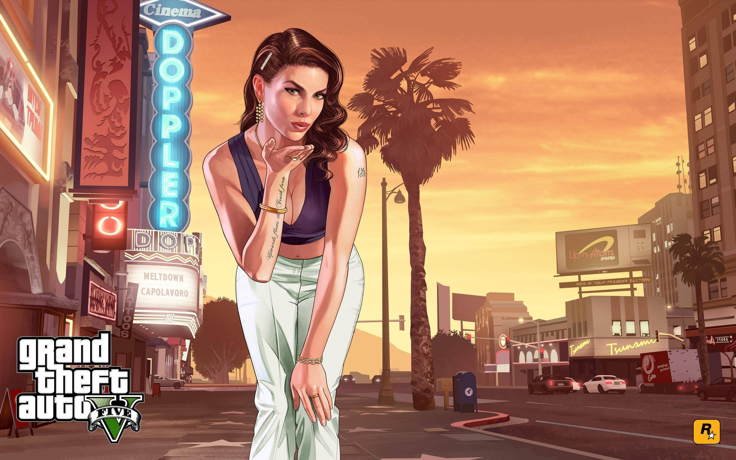 GTA V 明星女郎親吻場景 壁紙 — 一位風格化的女性在日落時分的城市街道上，有棕櫚樹和發光的霓虹燈標誌。
