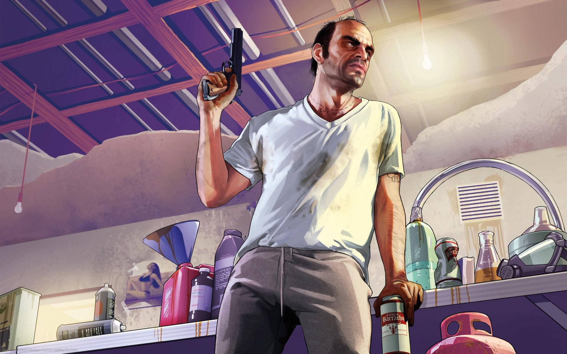 GTA V 特雷弗：動作冒險的經典瞬間 壁紙 — 一個粗獷的動畫男子穿著白色T恤，在手槍旁靠著雜亂的櫃檯，身處昏暗的車庫中。