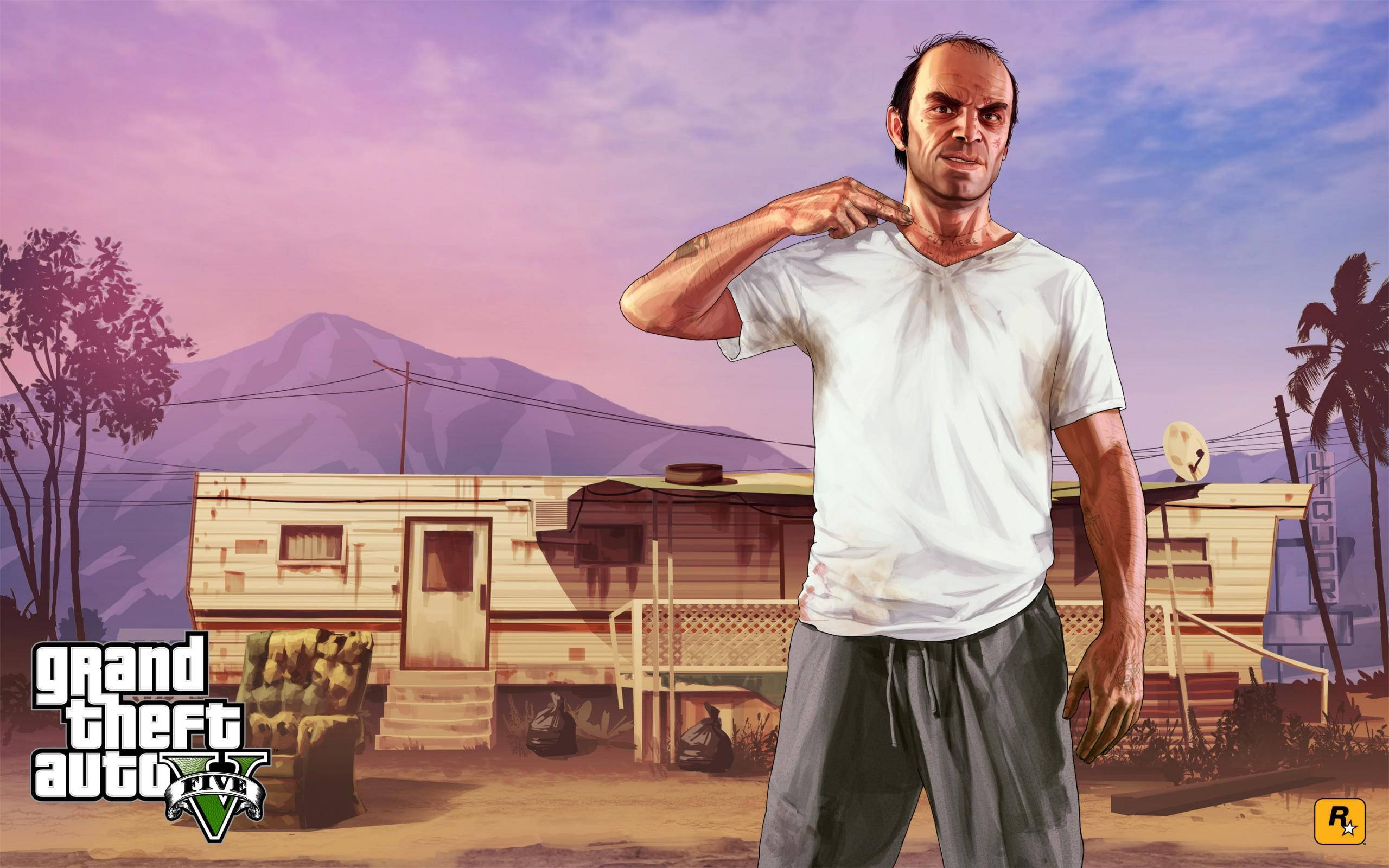 GTA V 特雷弗割喉姿勢 壁紙 — 一名身穿白色T恤的男子指著太陽穴，背景是紫色日落、拖車和山脈。