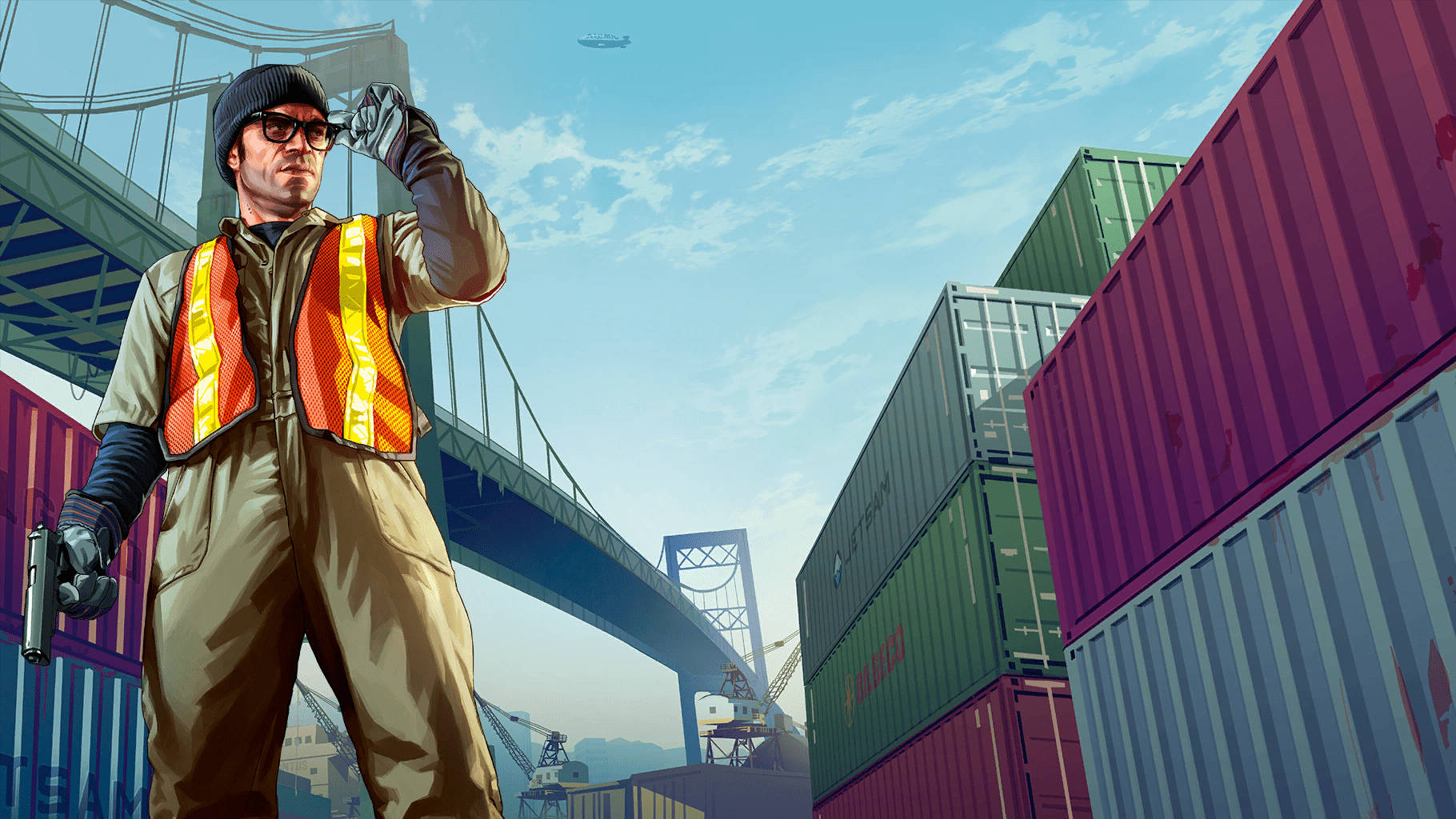 GTA V 特雷弗在港口 壁紙 — 一名身穿反光背心和冷帽的男子站在橋下色彩繽紛的貨櫃之間，手持手槍。