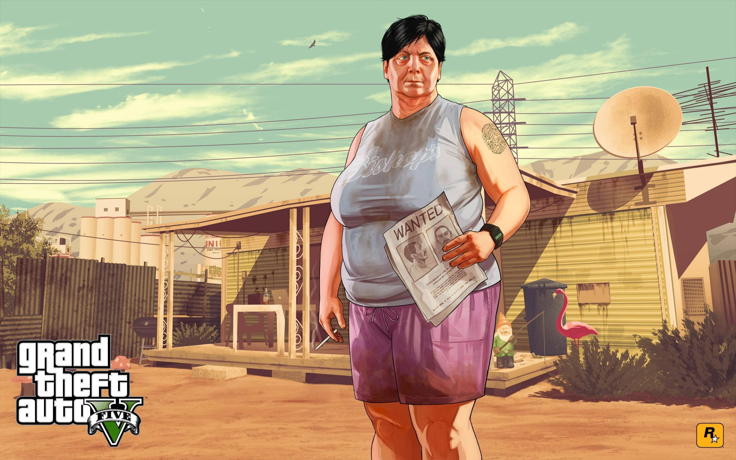 GTA V 瑪德 壁紙 — 一個圓潤的女人穿著灰色背心和紫色短褲，在陽光明媚的沙漠拖車公園裡拿著一張通緝海報，旁邊有一個火烈鳥雕像。