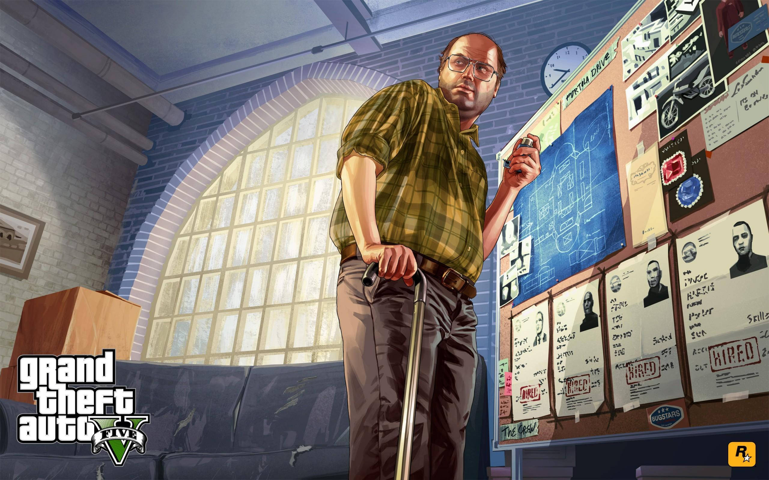 GTA V 老雷斯特的緊張時刻 壁紙 — 一個光頭男人穿著格仔恤衫，企喺一個雜亂嘅辦公室入面，揸住一支拐杖同一個電話，周圍係藍圖同通緝海報。