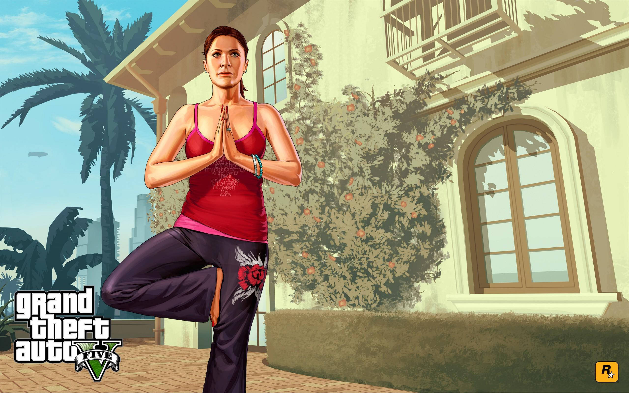 GTA V 艾曼達練瑜伽 壁紙 — 一位身穿紅色上衣和紫色褲子的女性，在鋪有瓷磚的庭院裡，旁邊是別墅，有棕櫚樹和橙花，在清澈的藍天下做瑜伽。
