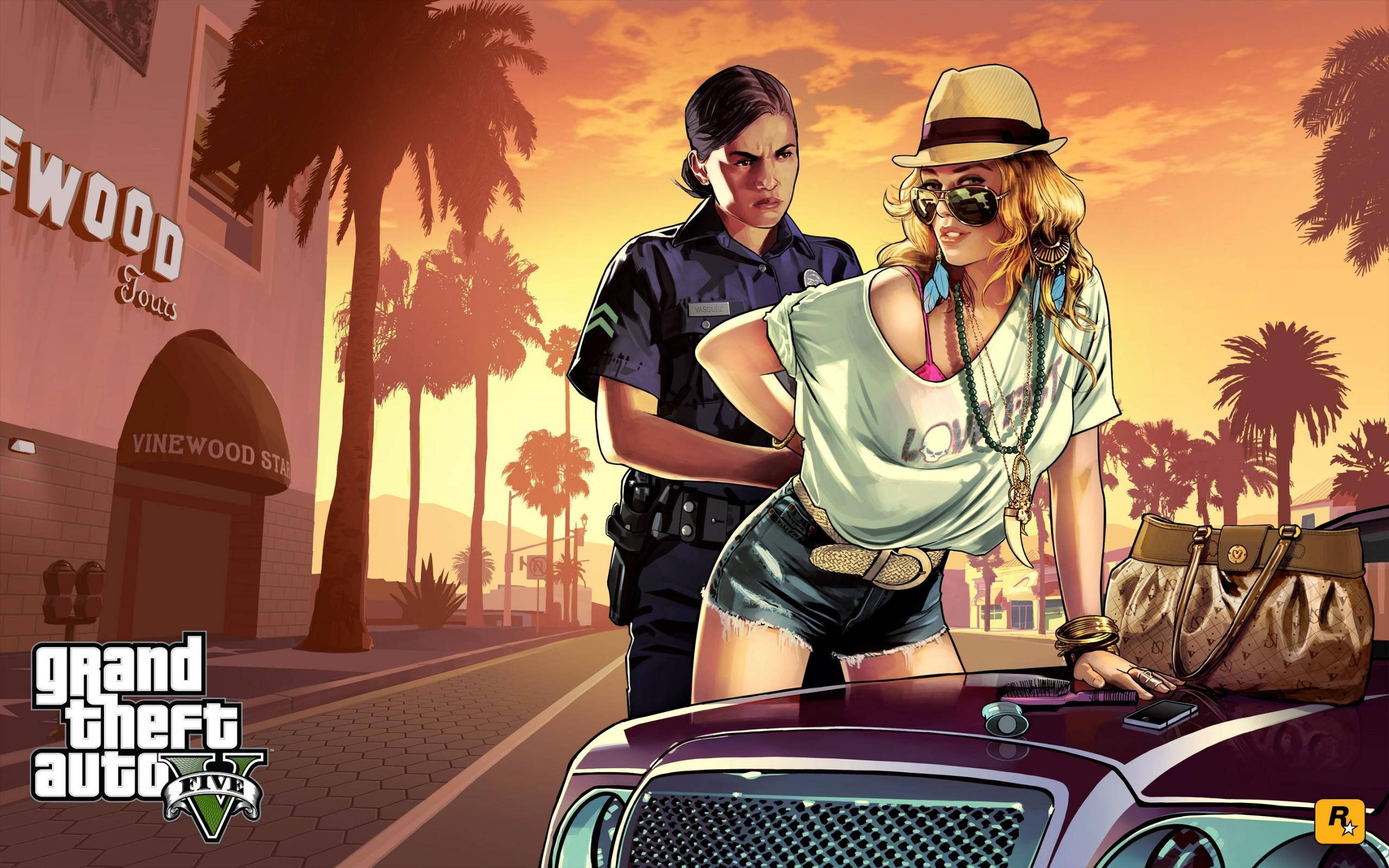 GTA V 蕾西·瓊斯被捕 壁紙 — 一名警察在溫暖的日落天空和棕櫚樹下，與一輛紫色汽車旁戴著軟呢帽和太陽眼鏡的時尚女子對峙。