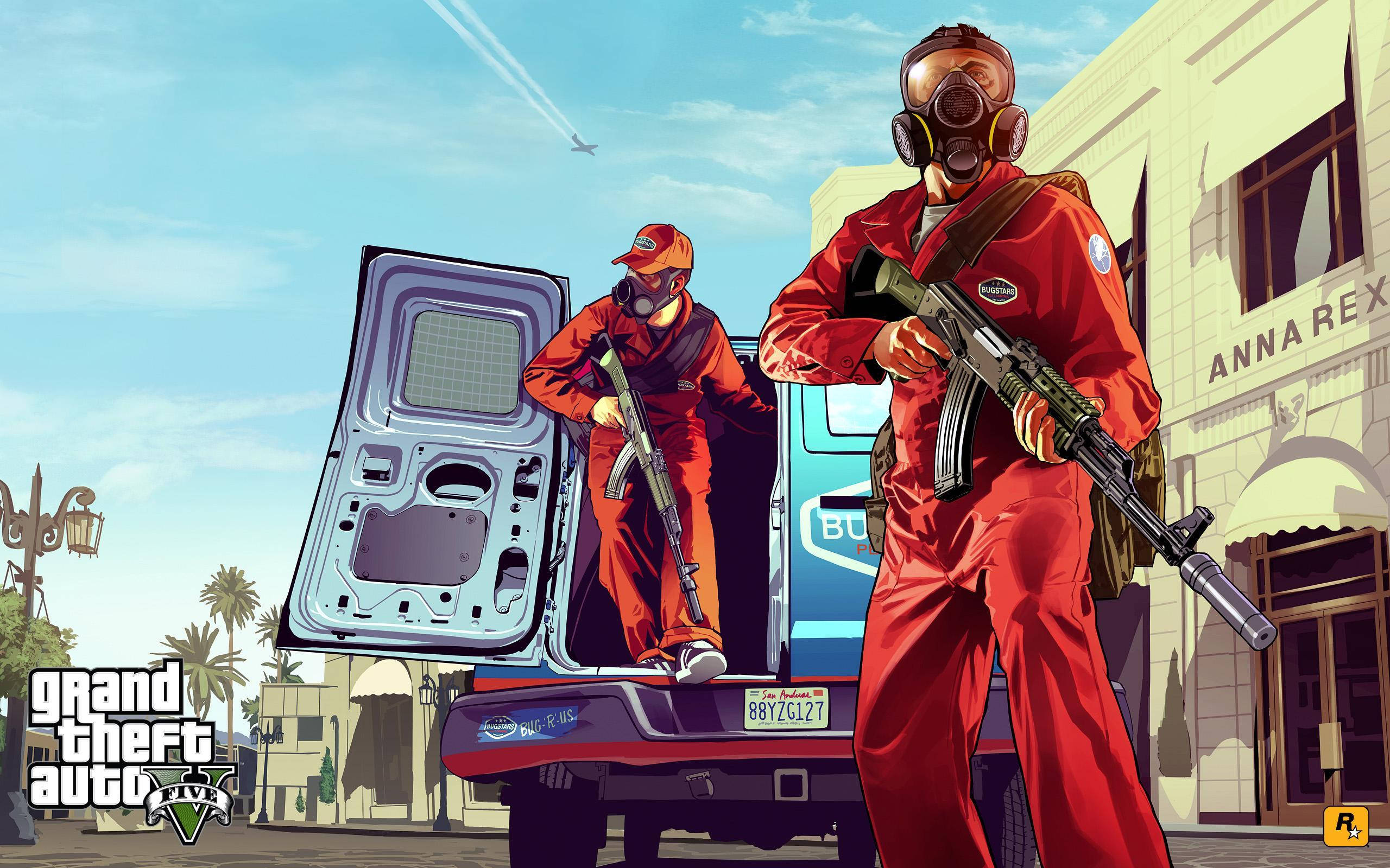 GTA V 蟲星害蟲控制 壁紙 — 兩個身穿紅色防護衣的武裝角色站在一輛藍色卡車旁，場景來自《俠盜獵車手V》的陽光城市街道。