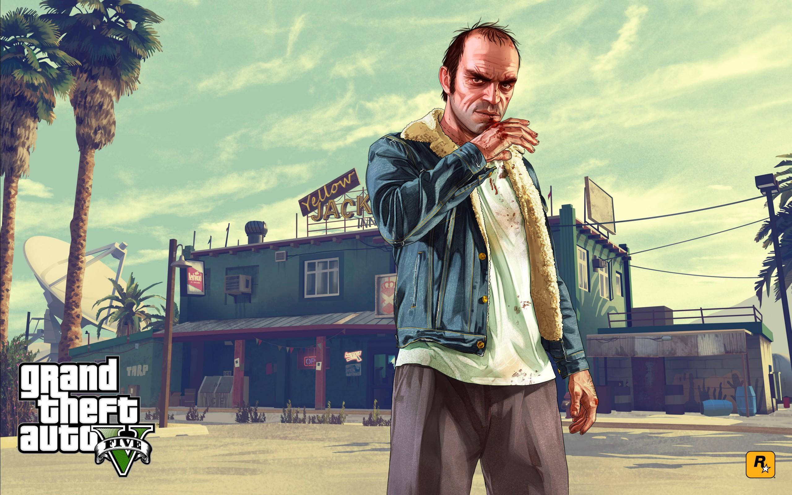 GTA V 血跡斑斑的特雷弗 壁紙 — 一個粗獷的電玩角色在陽光明媚的城市街道上吸煙，背景有棕櫚樹和一家 'Yellow Jack' 餐廳。