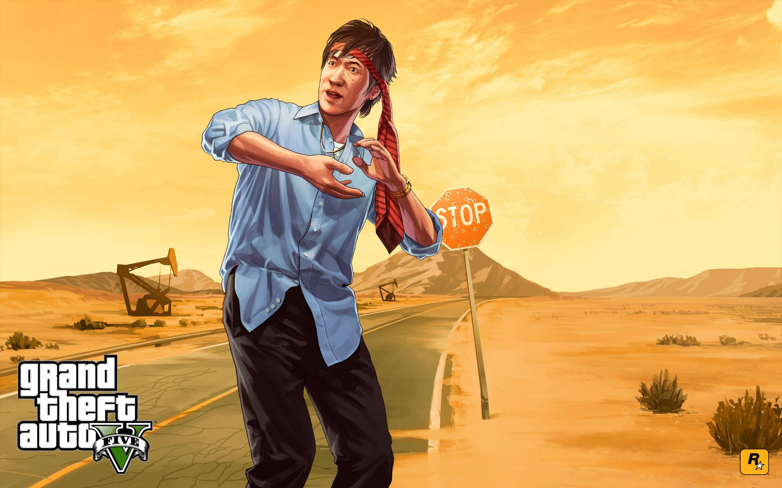 GTA V 陶成 壁紙 — 《俠盜獵車手V》中的一個角色站在沙漠公路上，手持停車標誌，背景有抽油機和山脈，天空金黃。