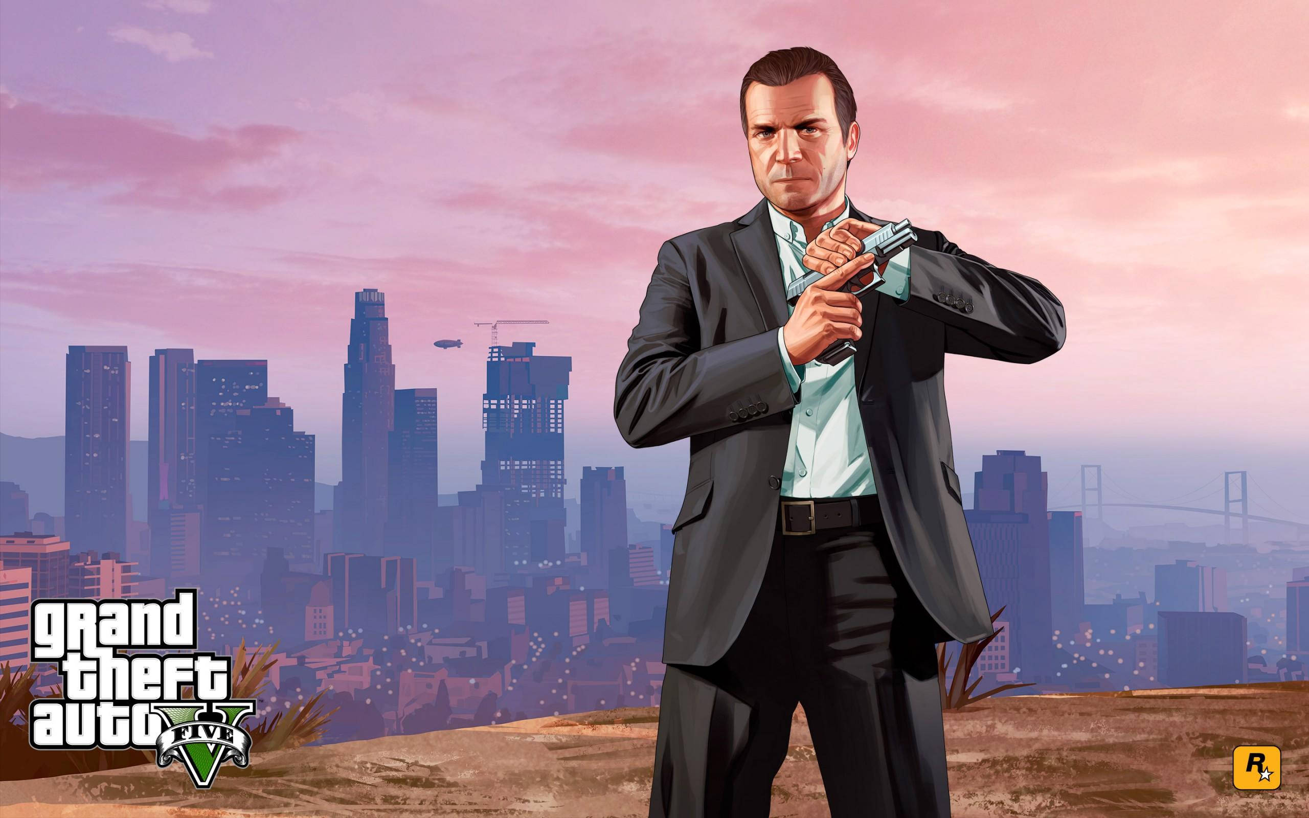 GTA V 麥克上山裝填槍械 壁紙 — 一名身穿西裝的男子在黃昏時分，以粉紅色城市天際線為背景，手持槍支。