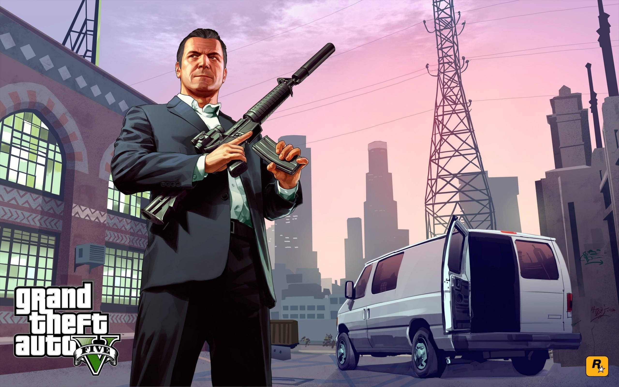 GTA V 麥克西裝持狙擊步槍 壁紙 — 一名身穿西裝的男子在黃昏時分的陰暗城市小巷中持步槍，附近有一輛白色貨車。