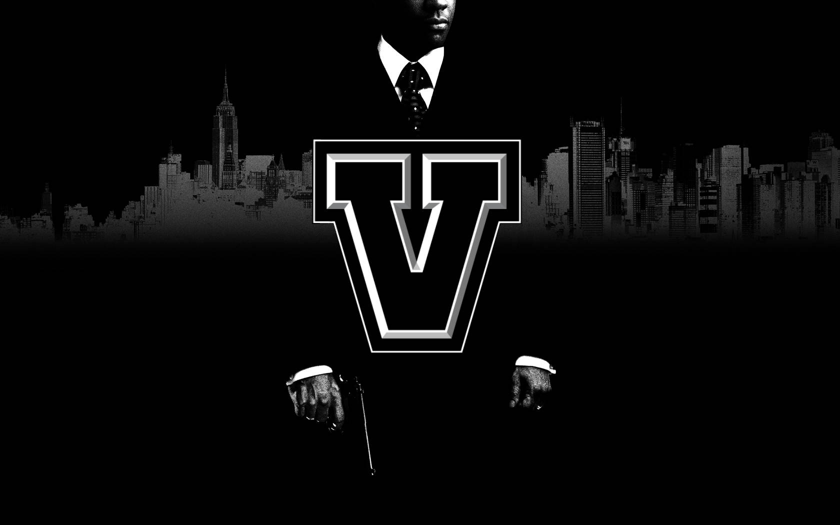 GTA V 黑色海報 壁紙 — 一個穿著西裝的男人的單色剪影站在城市天際線前，前方中央有一個大型風格化的V標誌。