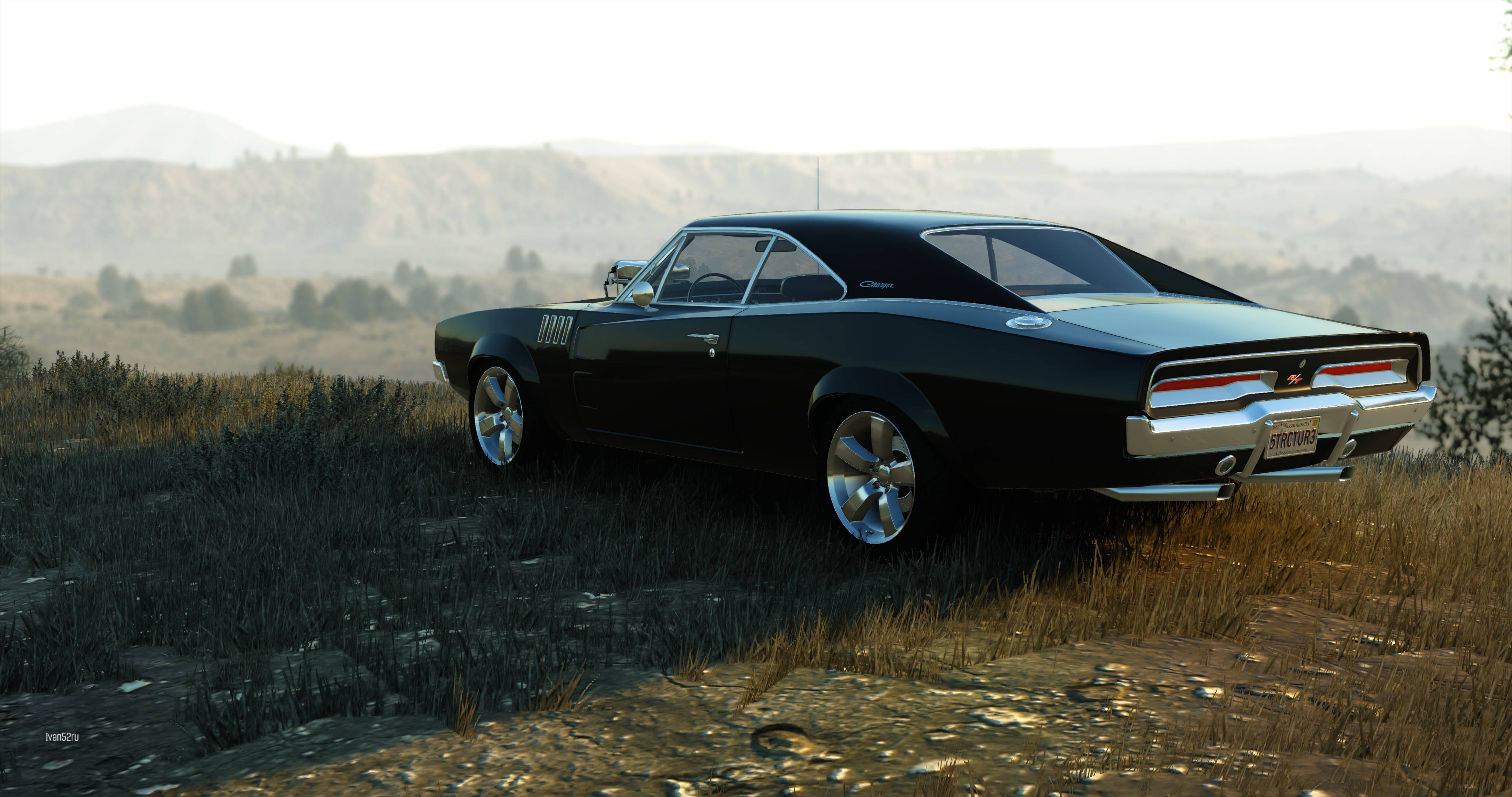 GTA V 黑色肌肉車 壁紙 — 一輛時尚的黑色經典肌肉車停在草地上，遠處有山丘，在柔和日光下。
