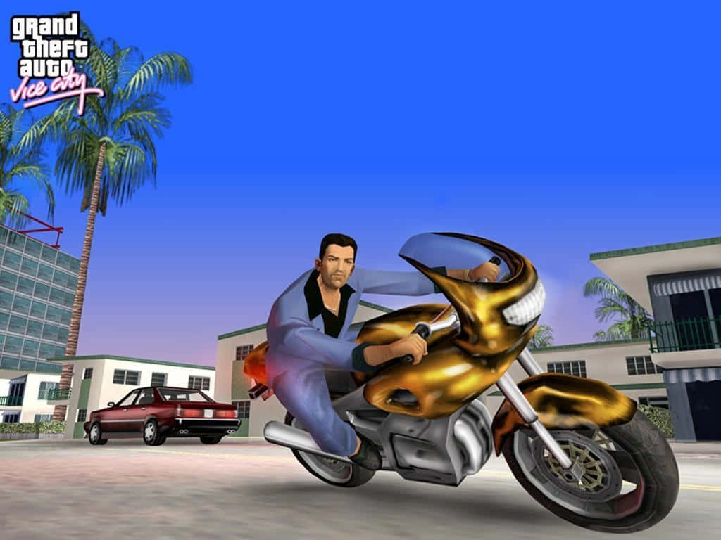 GTA Vice City Tommy Vercetti 騎士造型 壁紙 — 一個男人在《俠盜獵車手：罪惡城市》中騎著金色電單車穿過陽光明媚的熱帶城市街道。